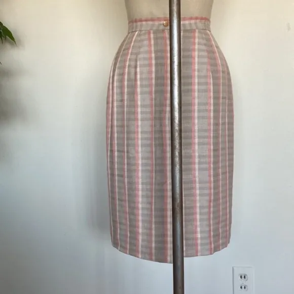 1980s tailored pencil skirt, plaid, fully lined, marked 8 but fits 2