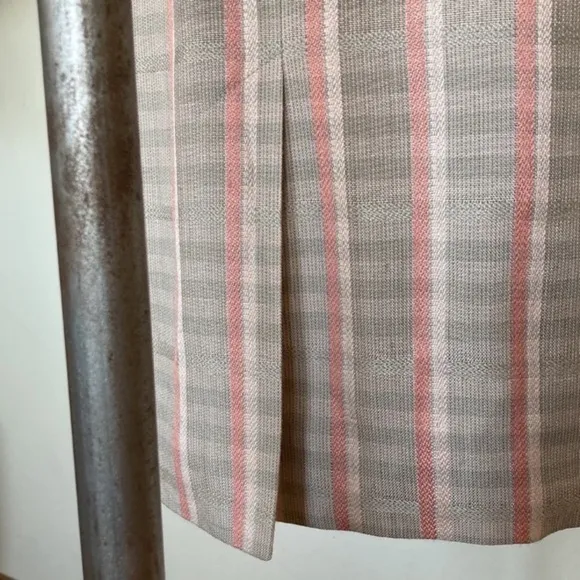 1980s tailored pencil skirt, plaid, fully lined, marked 8 but fits 2