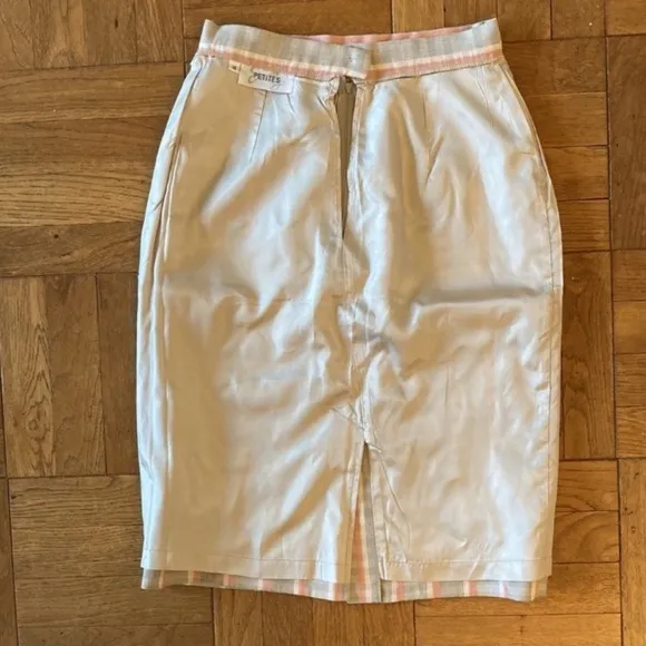 1980s tailored pencil skirt, plaid, fully lined, marked 8 but fits 2