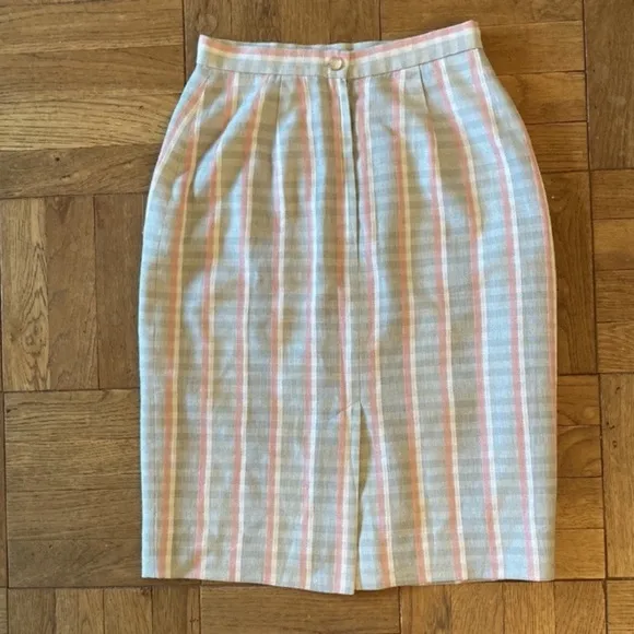 1980s tailored pencil skirt, plaid, fully lined, marked 8 but fits 2