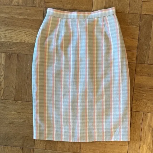 1980s tailored pencil skirt, plaid, fully lined, marked 8 but fits 2