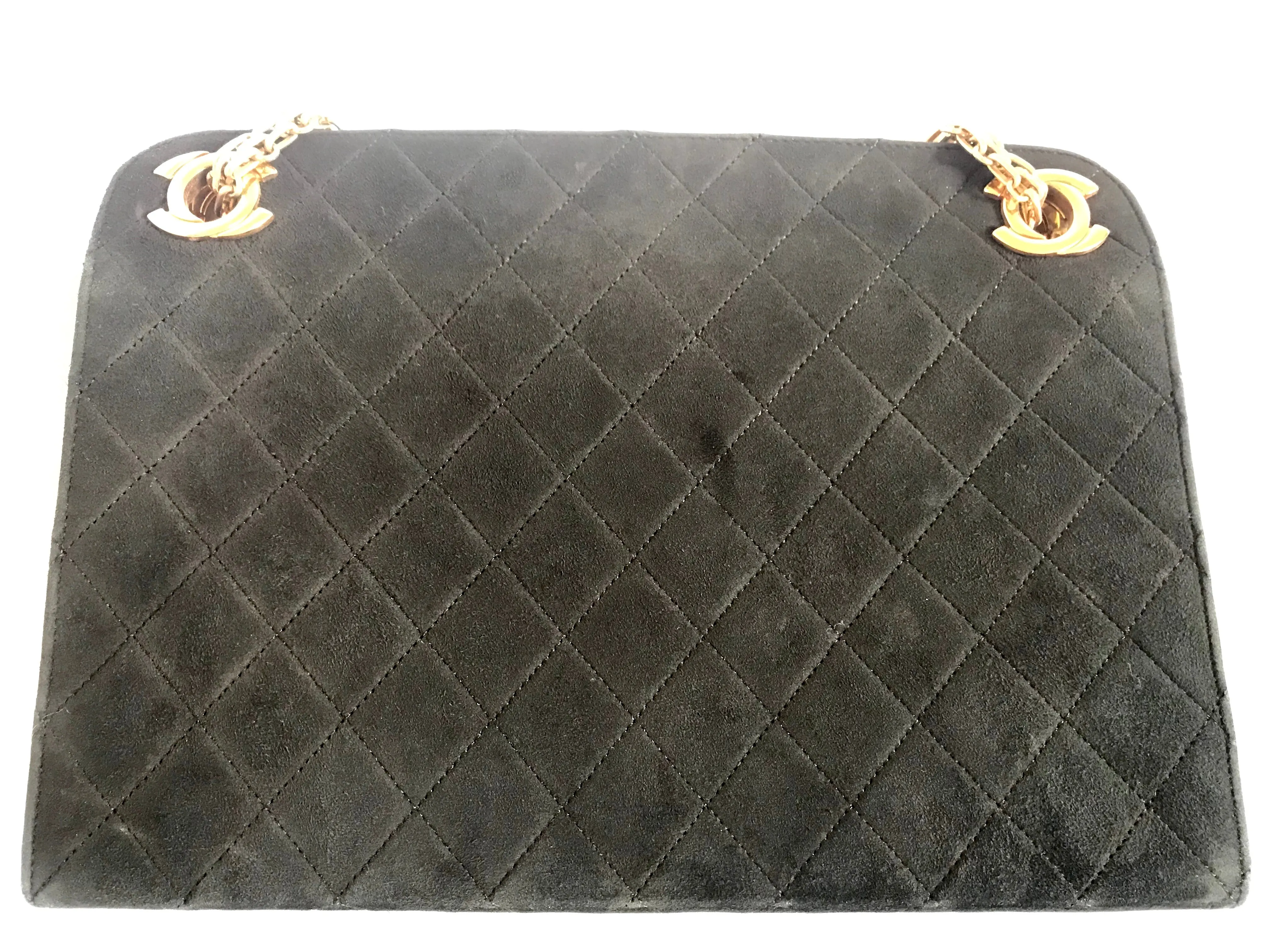 70's, 80's Vintage CHANEL genuine black suede leather kiss lock closure shoulder bag with gold tone CC marks and skinny chains. Rare purse.