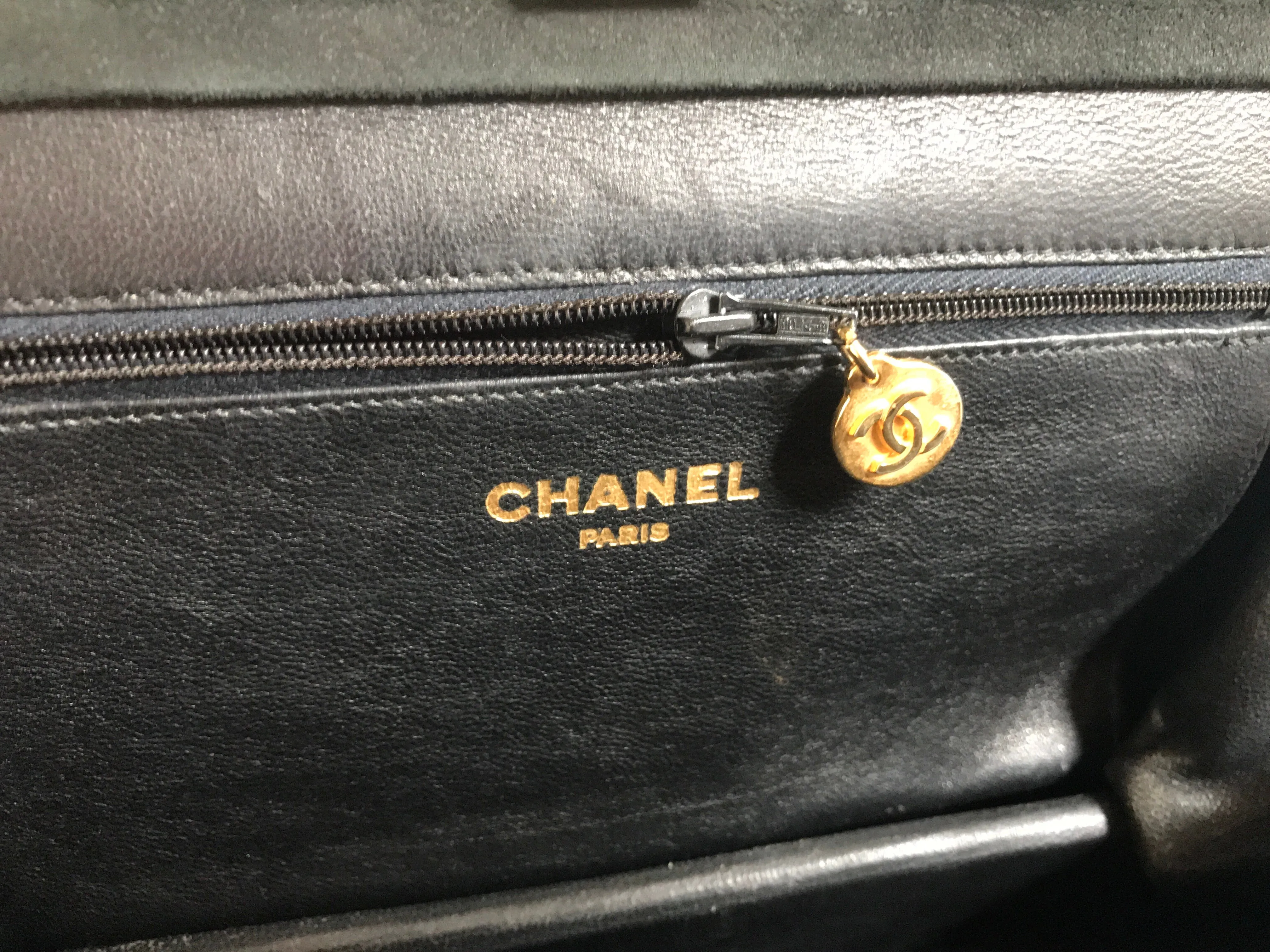 70's, 80's Vintage CHANEL genuine black suede leather kiss lock closure shoulder bag with gold tone CC marks and skinny chains. Rare purse.