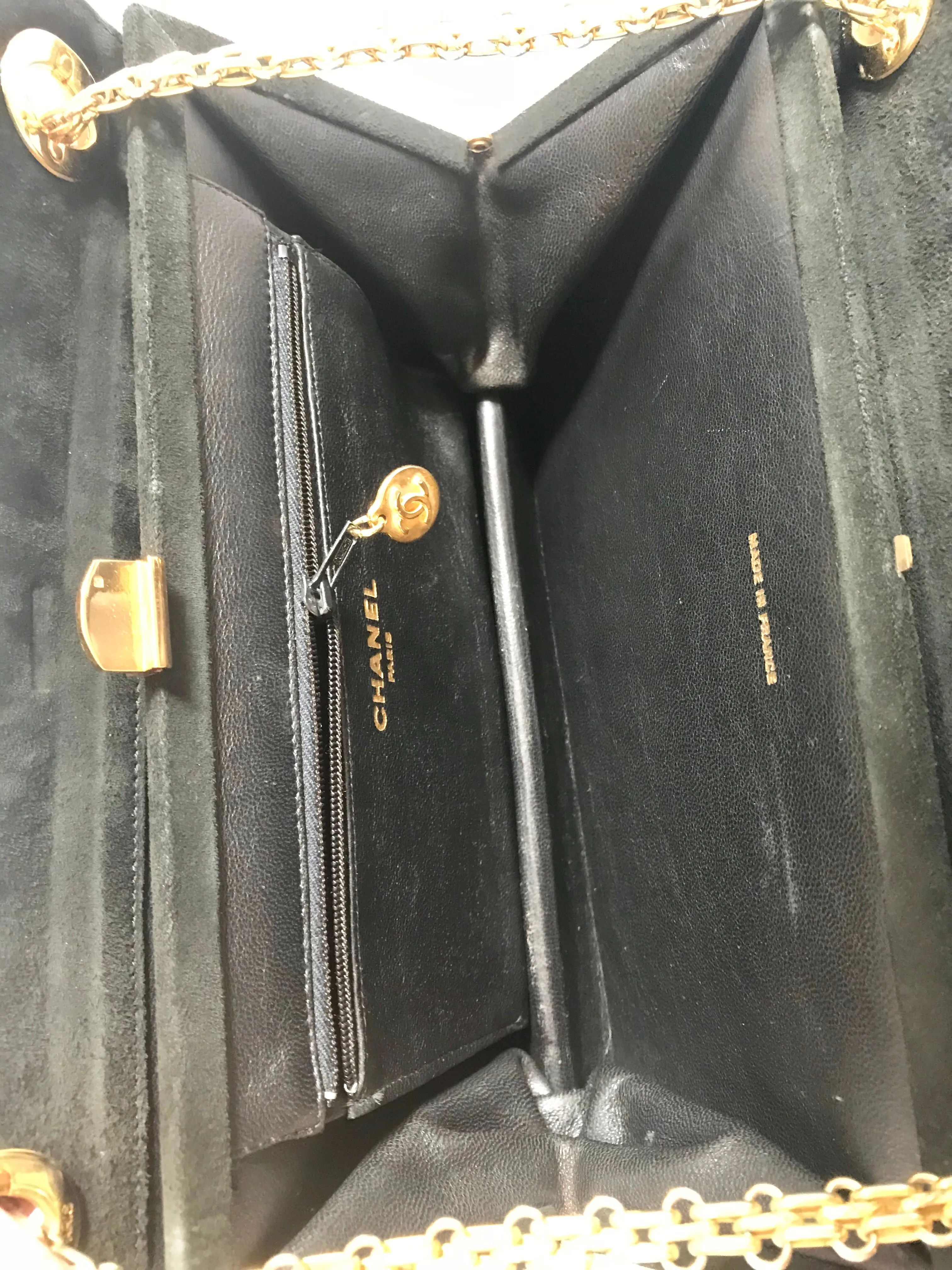 70's, 80's Vintage CHANEL genuine black suede leather kiss lock closure shoulder bag with gold tone CC marks and skinny chains. Rare purse.