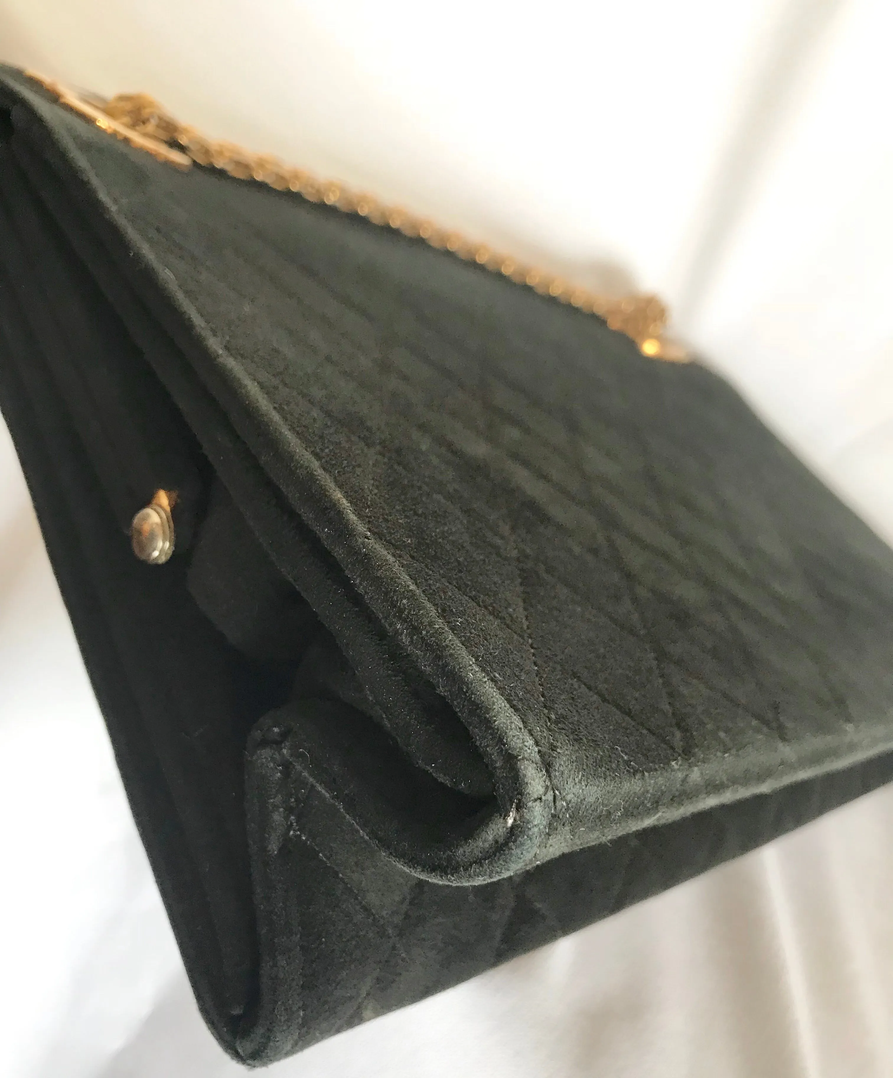 70's, 80's Vintage CHANEL genuine black suede leather kiss lock closure shoulder bag with gold tone CC marks and skinny chains. Rare purse.