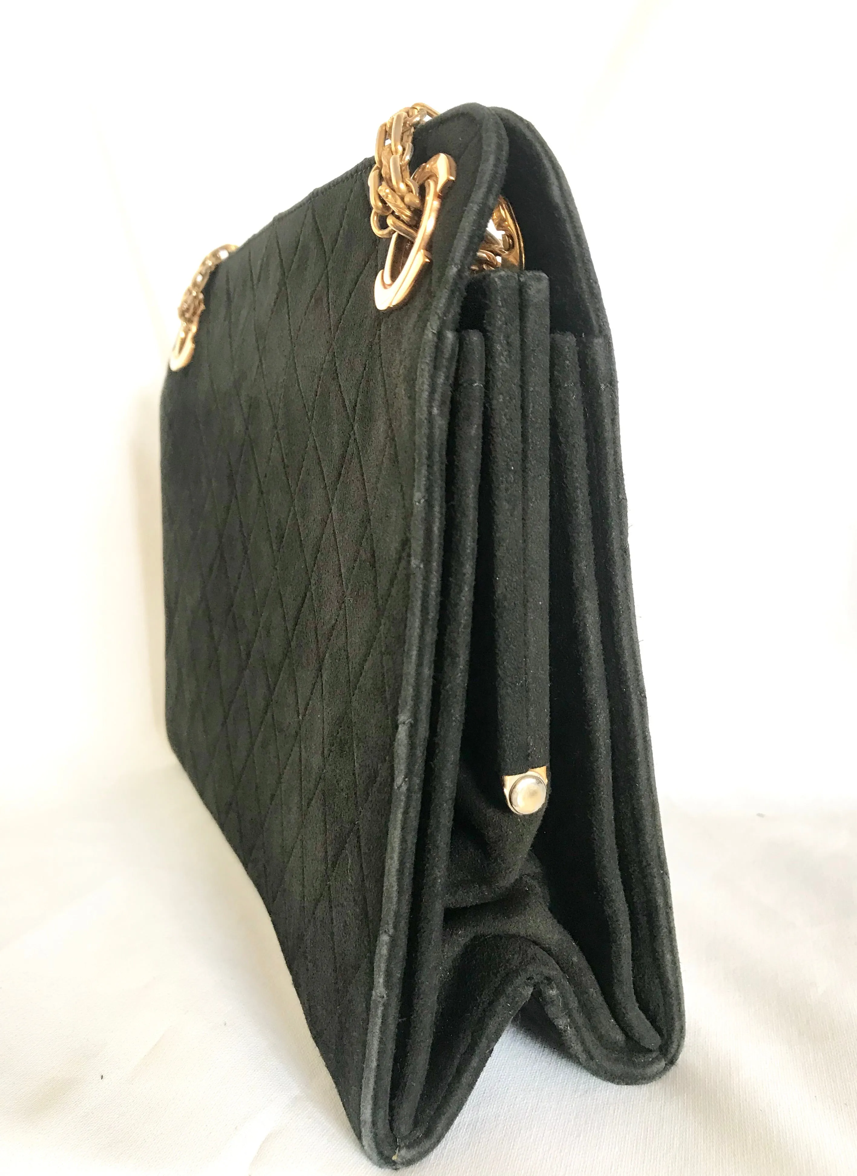70's, 80's Vintage CHANEL genuine black suede leather kiss lock closure shoulder bag with gold tone CC marks and skinny chains. Rare purse.