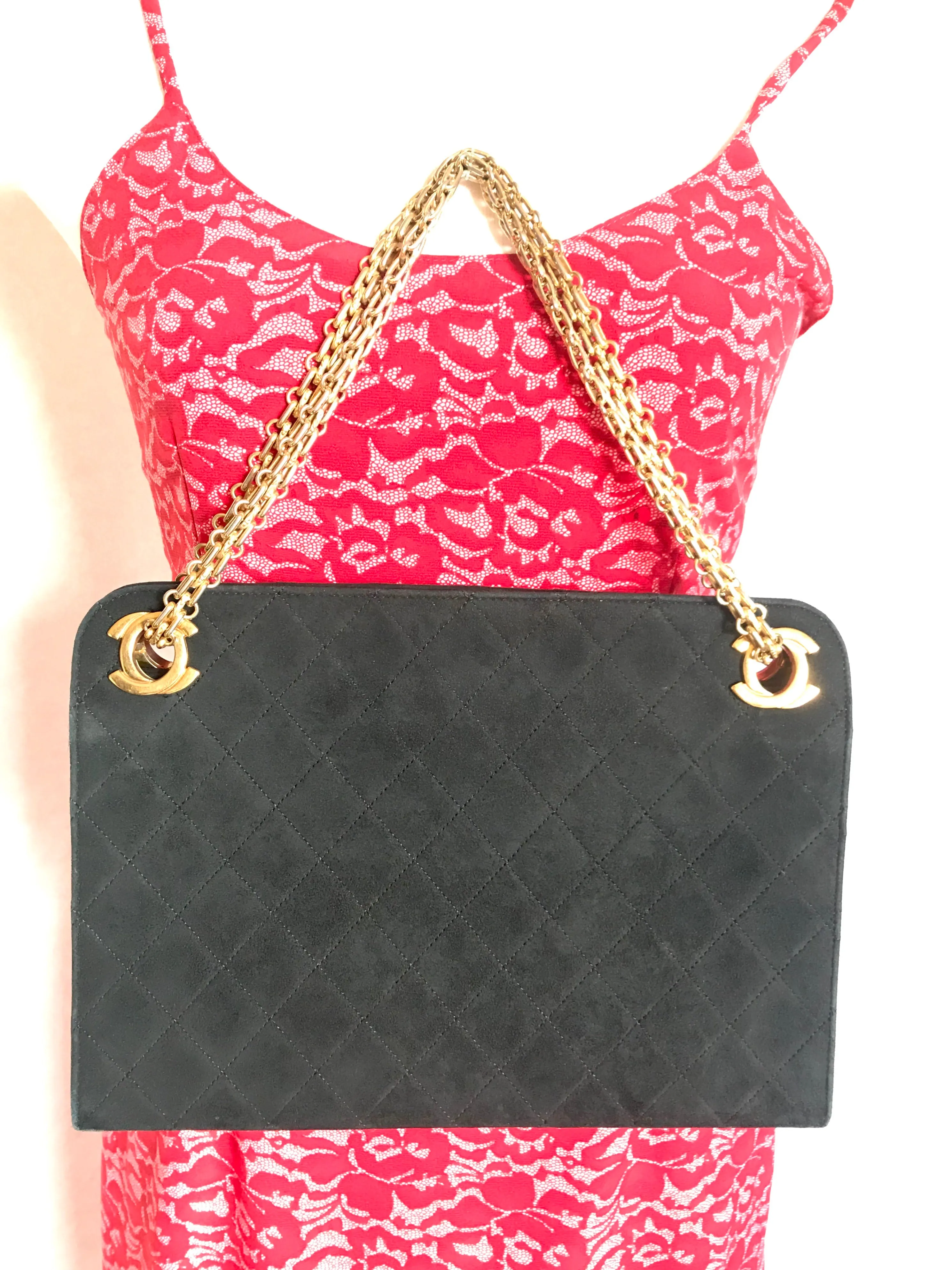 70's, 80's Vintage CHANEL genuine black suede leather kiss lock closure shoulder bag with gold tone CC marks and skinny chains. Rare purse.