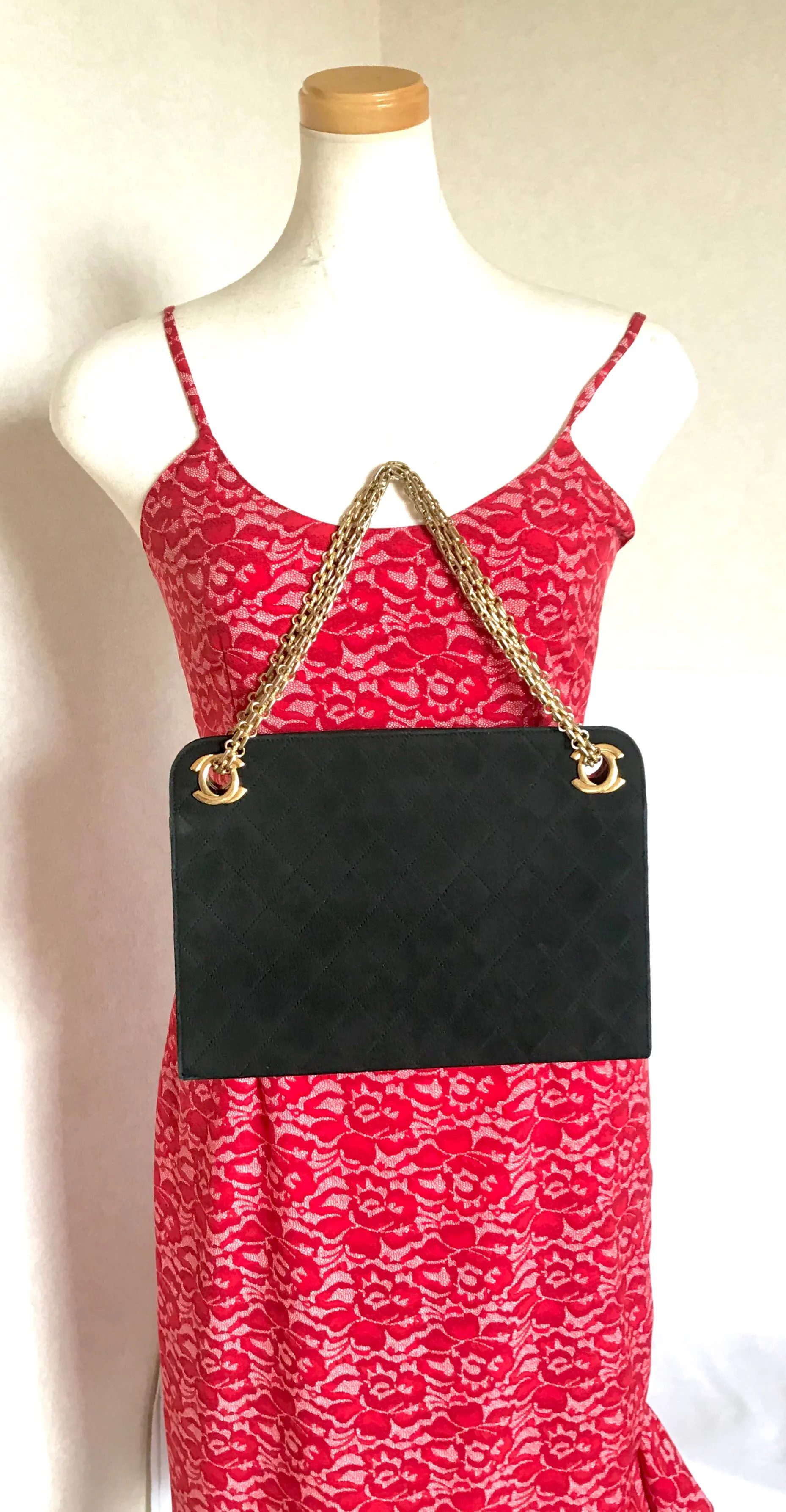 70's, 80's Vintage CHANEL genuine black suede leather kiss lock closure shoulder bag with gold tone CC marks and skinny chains. Rare purse.