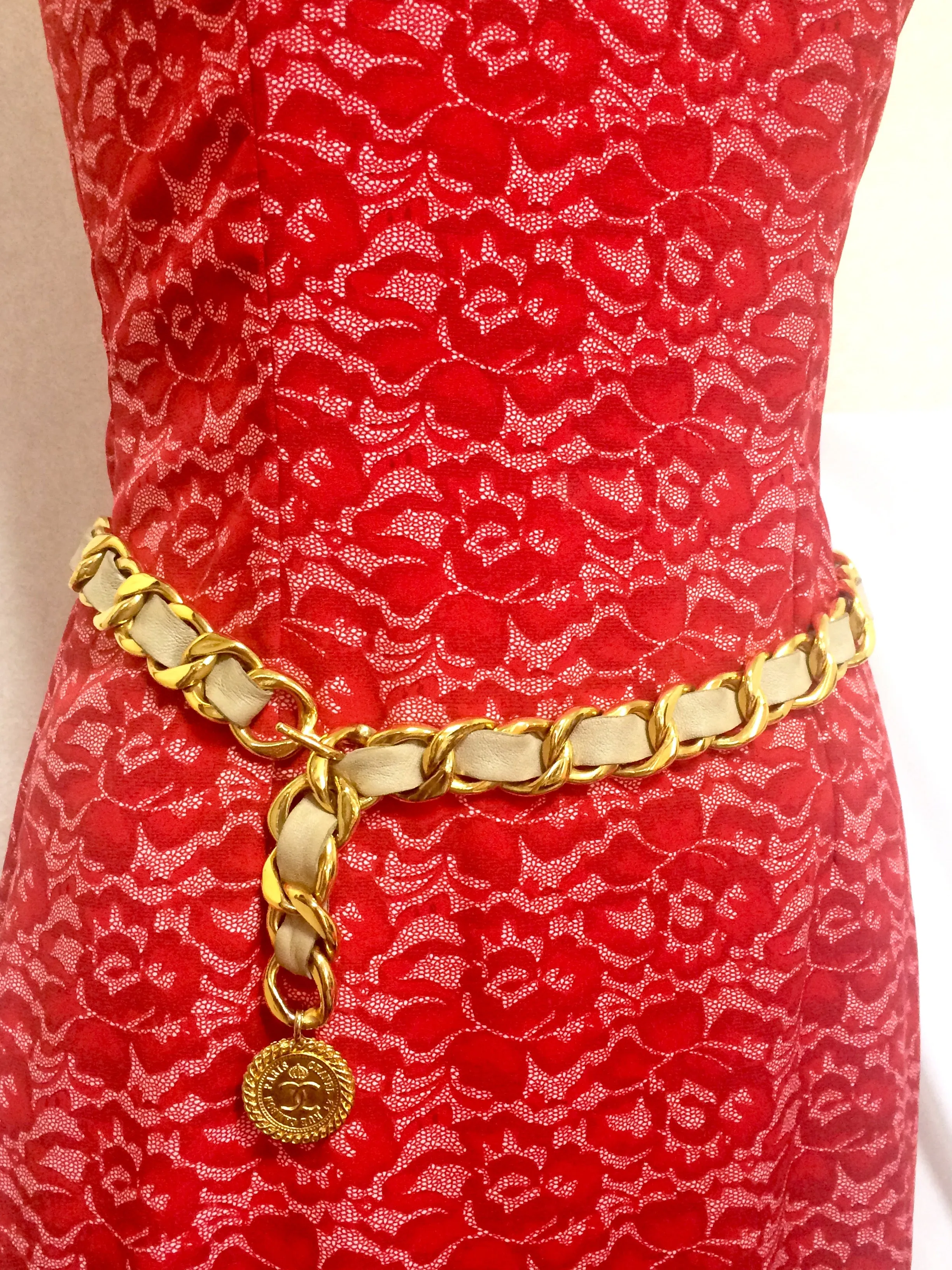 80's Vintage CHANEL beige leather thick chain belt with golden CC and mademoiselle charm. Nice and heavy single layer belt from CHANEL.