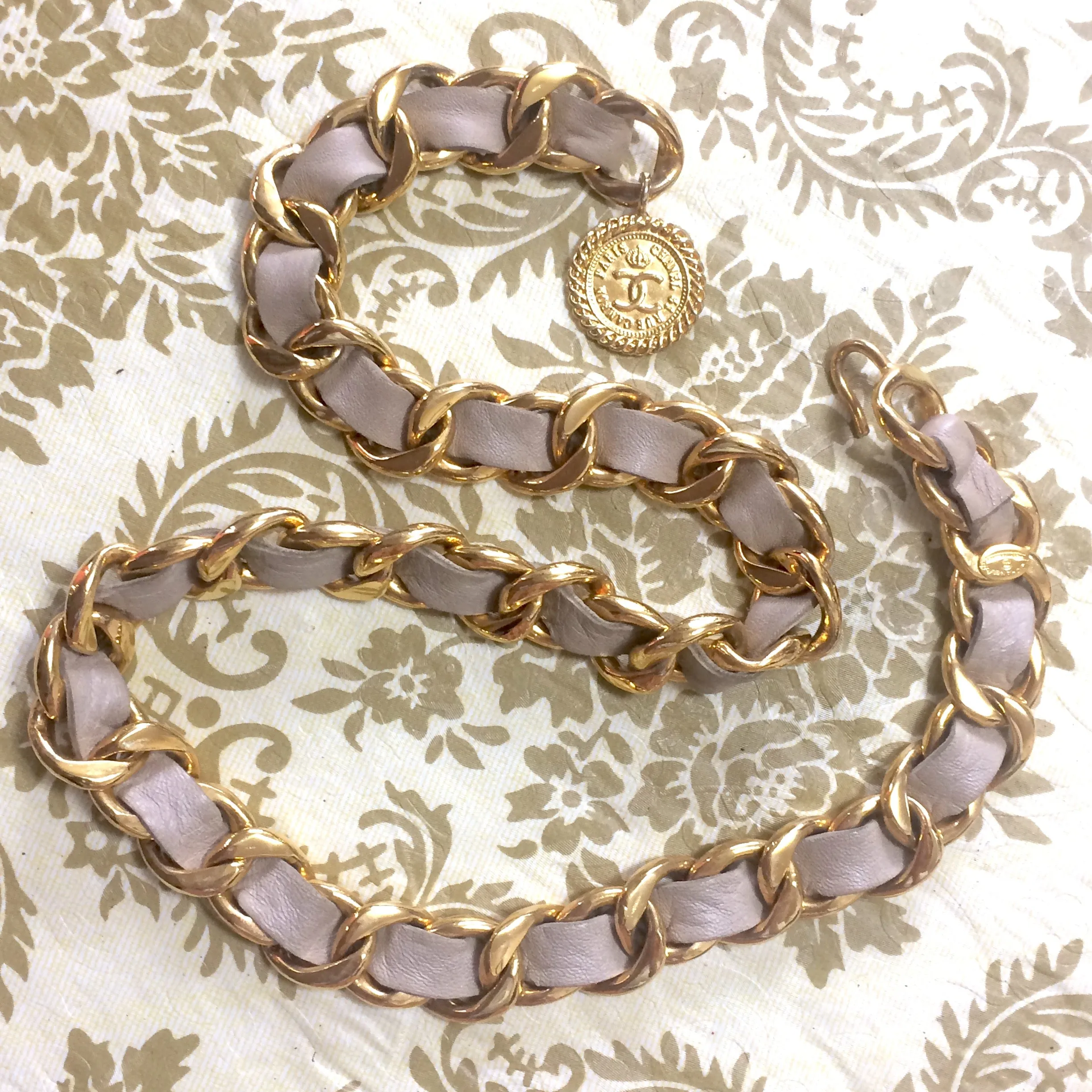 80's Vintage CHANEL beige leather thick chain belt with golden CC and mademoiselle charm. Nice and heavy single layer belt from CHANEL.