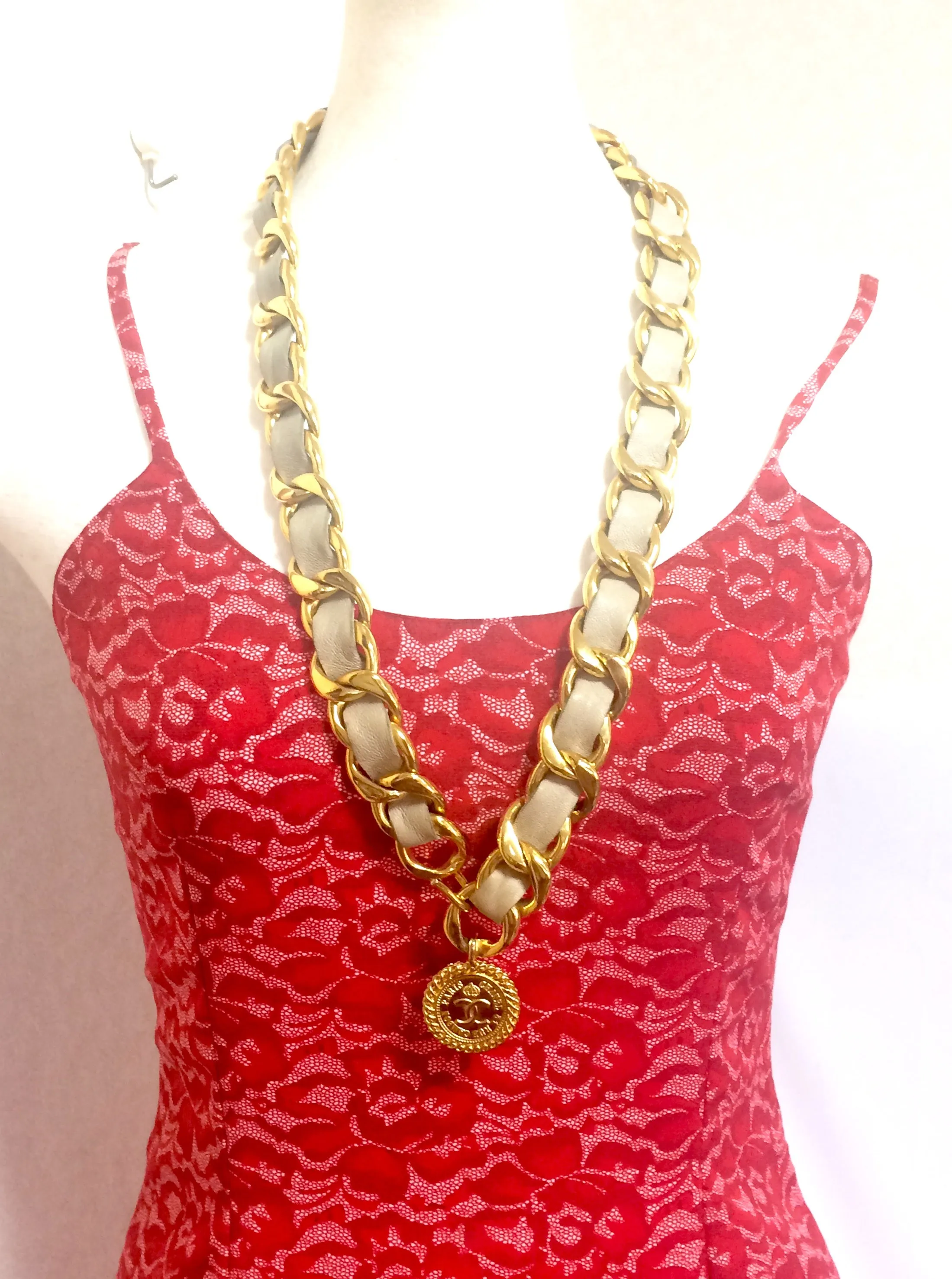80's Vintage CHANEL beige leather thick chain belt with golden CC and mademoiselle charm. Nice and heavy single layer belt from CHANEL.