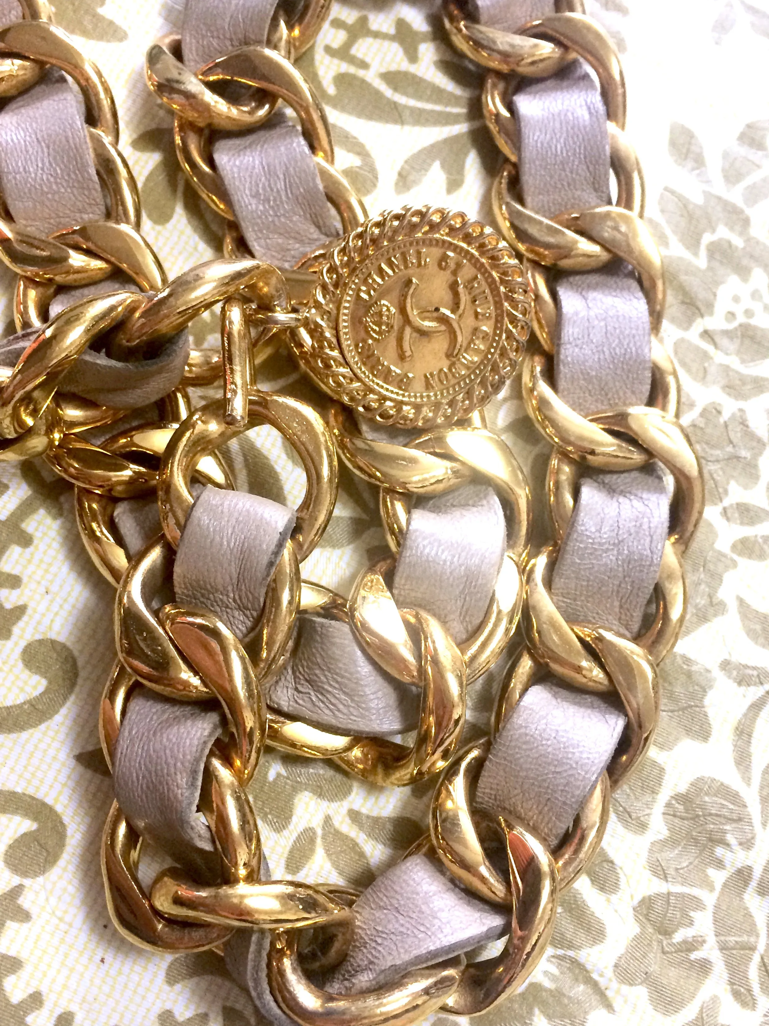 80's Vintage CHANEL beige leather thick chain belt with golden CC and mademoiselle charm. Nice and heavy single layer belt from CHANEL.