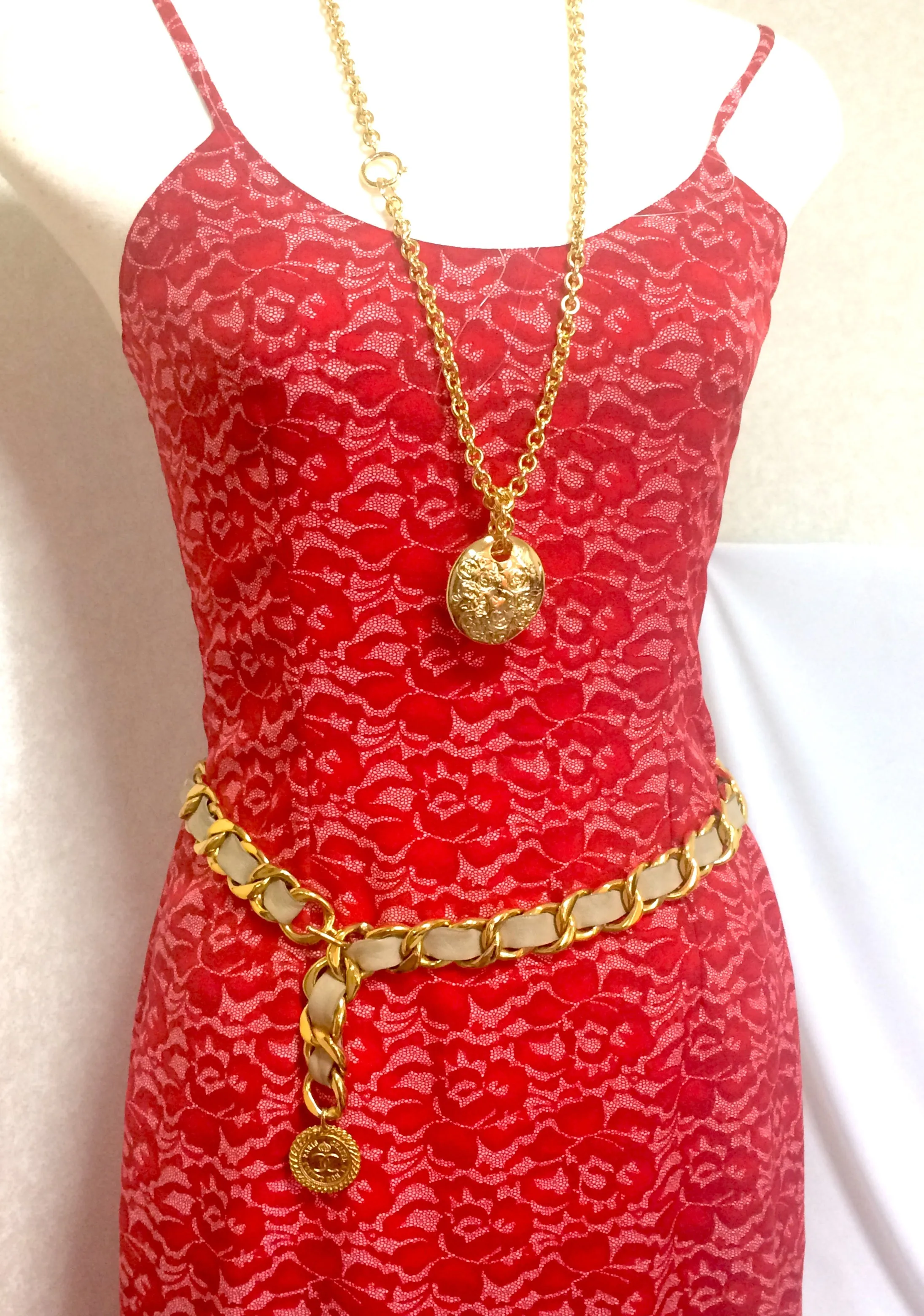 80's Vintage CHANEL beige leather thick chain belt with golden CC and mademoiselle charm. Nice and heavy single layer belt from CHANEL.