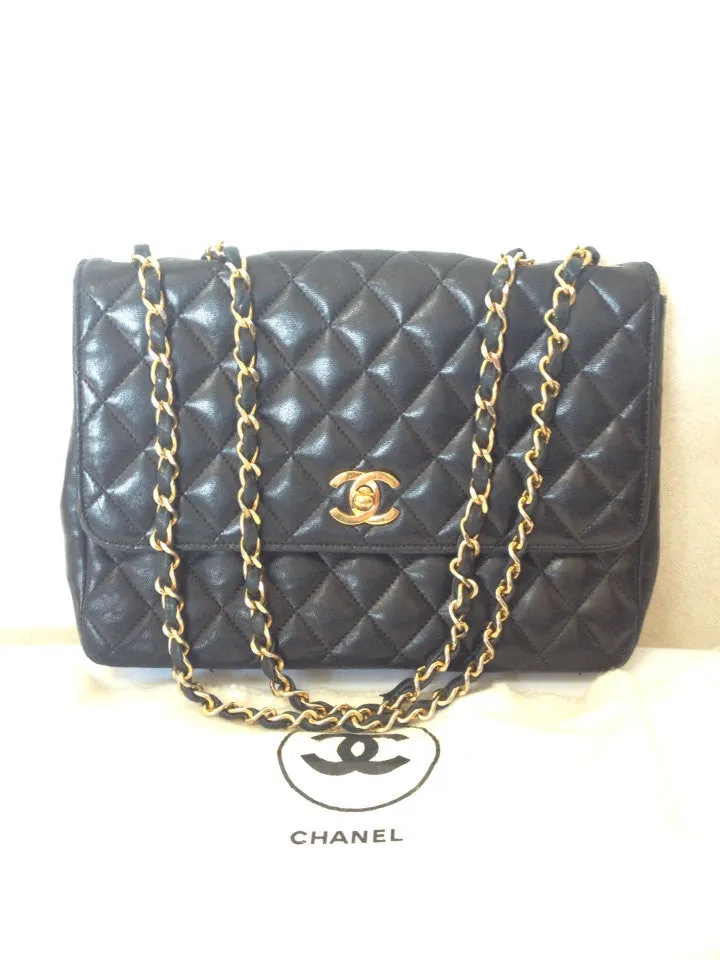 80's vintage CHANEL classic 2.55 black lambskin double chain shoulder bag with golden CC closure. Perfect daily use bag