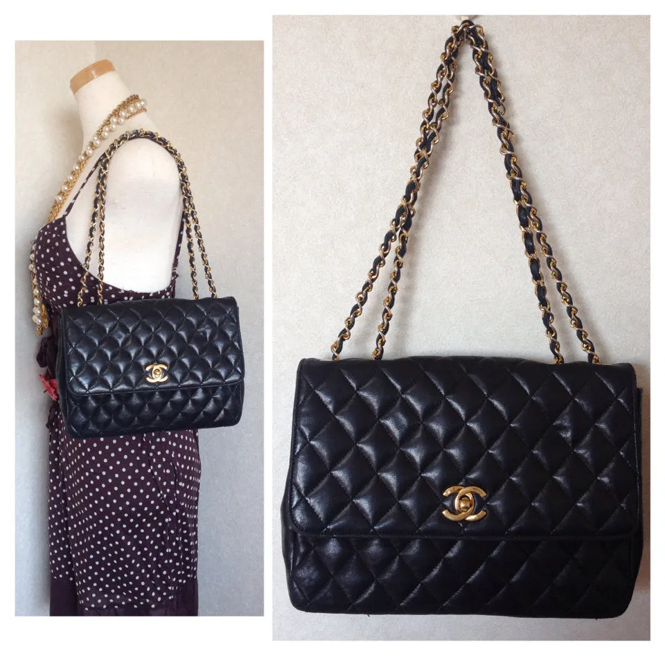 80's vintage CHANEL classic 2.55 black lambskin double chain shoulder bag with golden CC closure. Perfect daily use bag