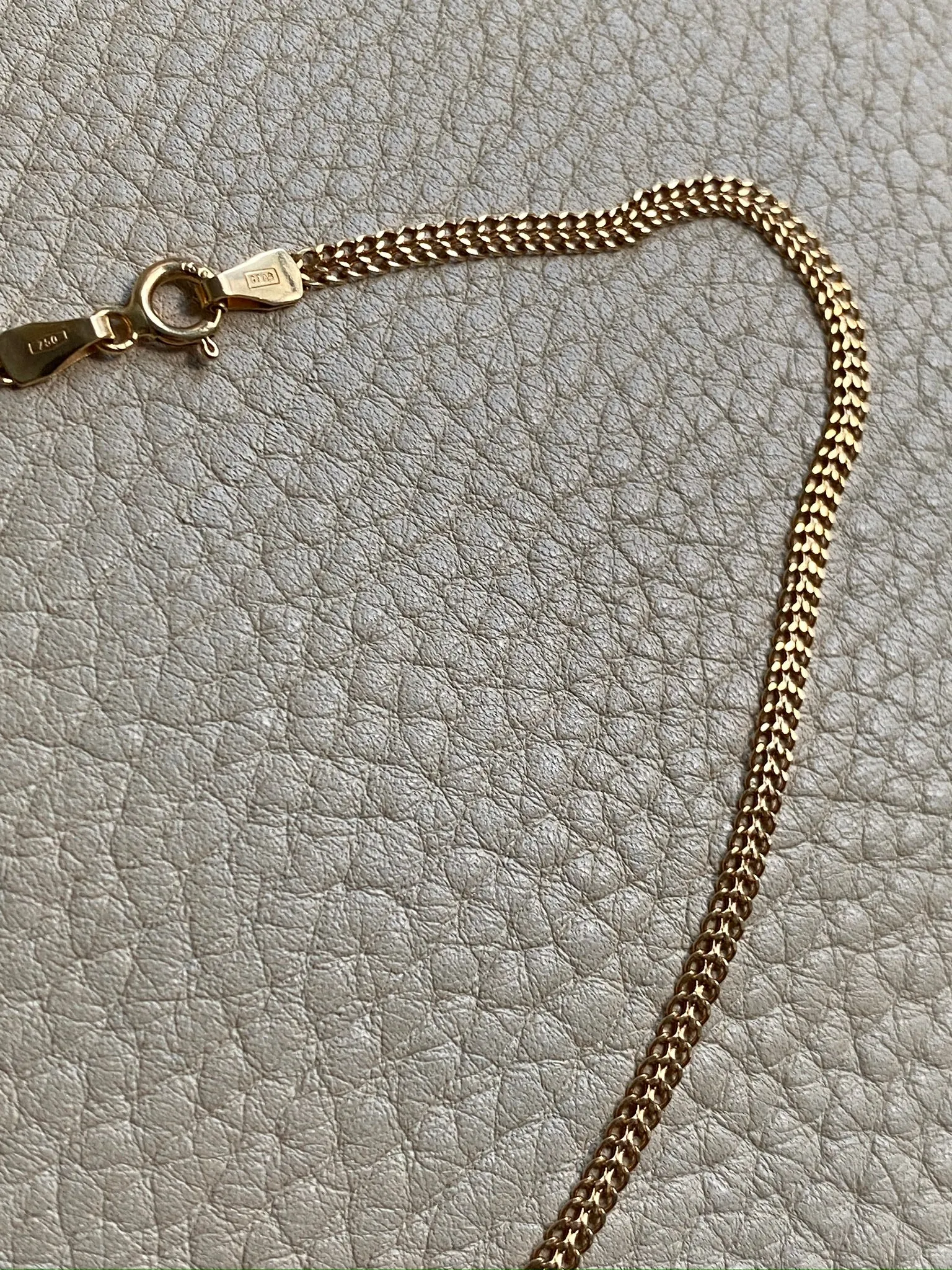 A Delight! Vintage 18k gold herringbone link necklace - 16.75 inch length