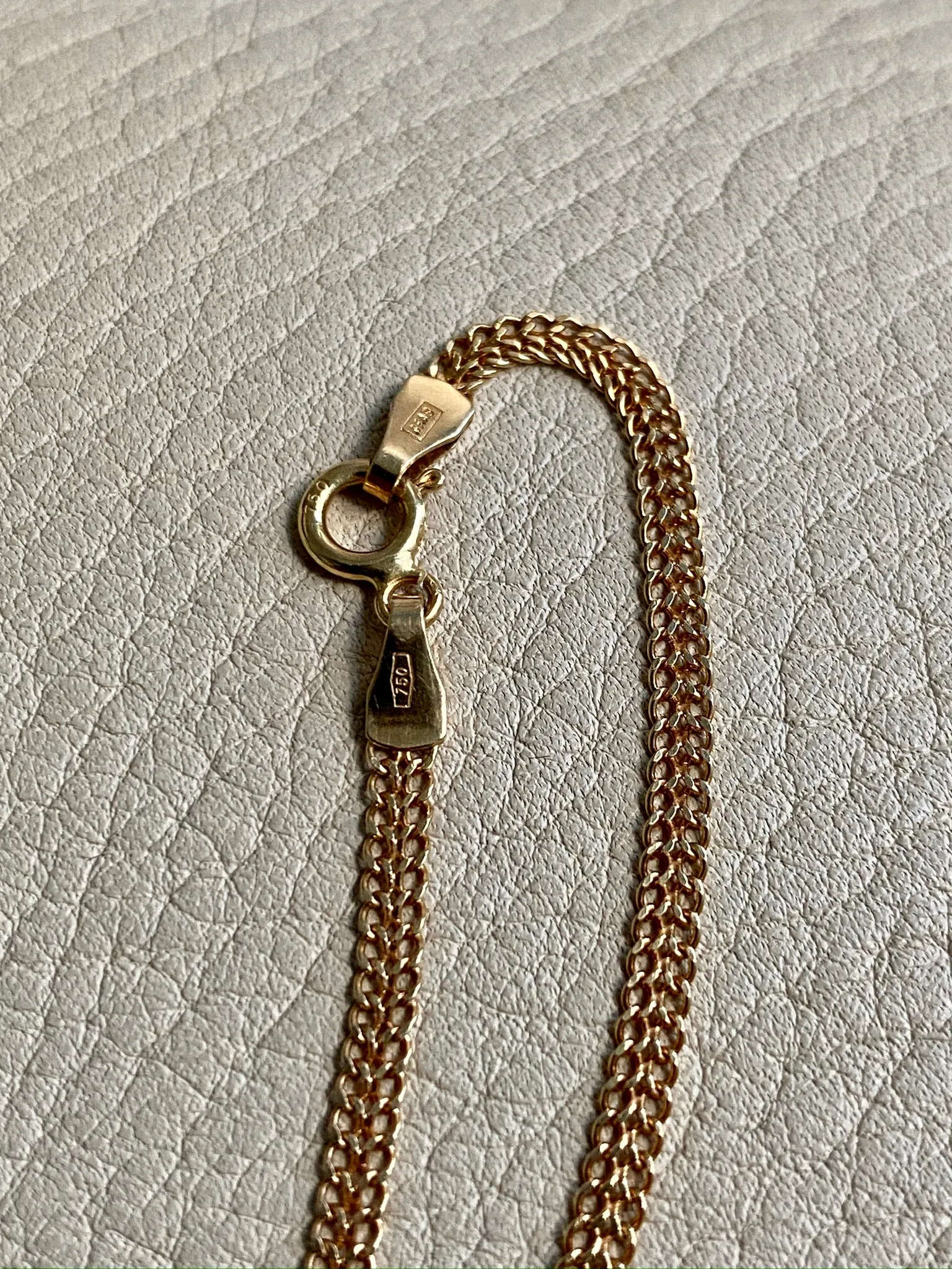 A Delight! Vintage 18k gold herringbone link necklace - 16.75 inch length