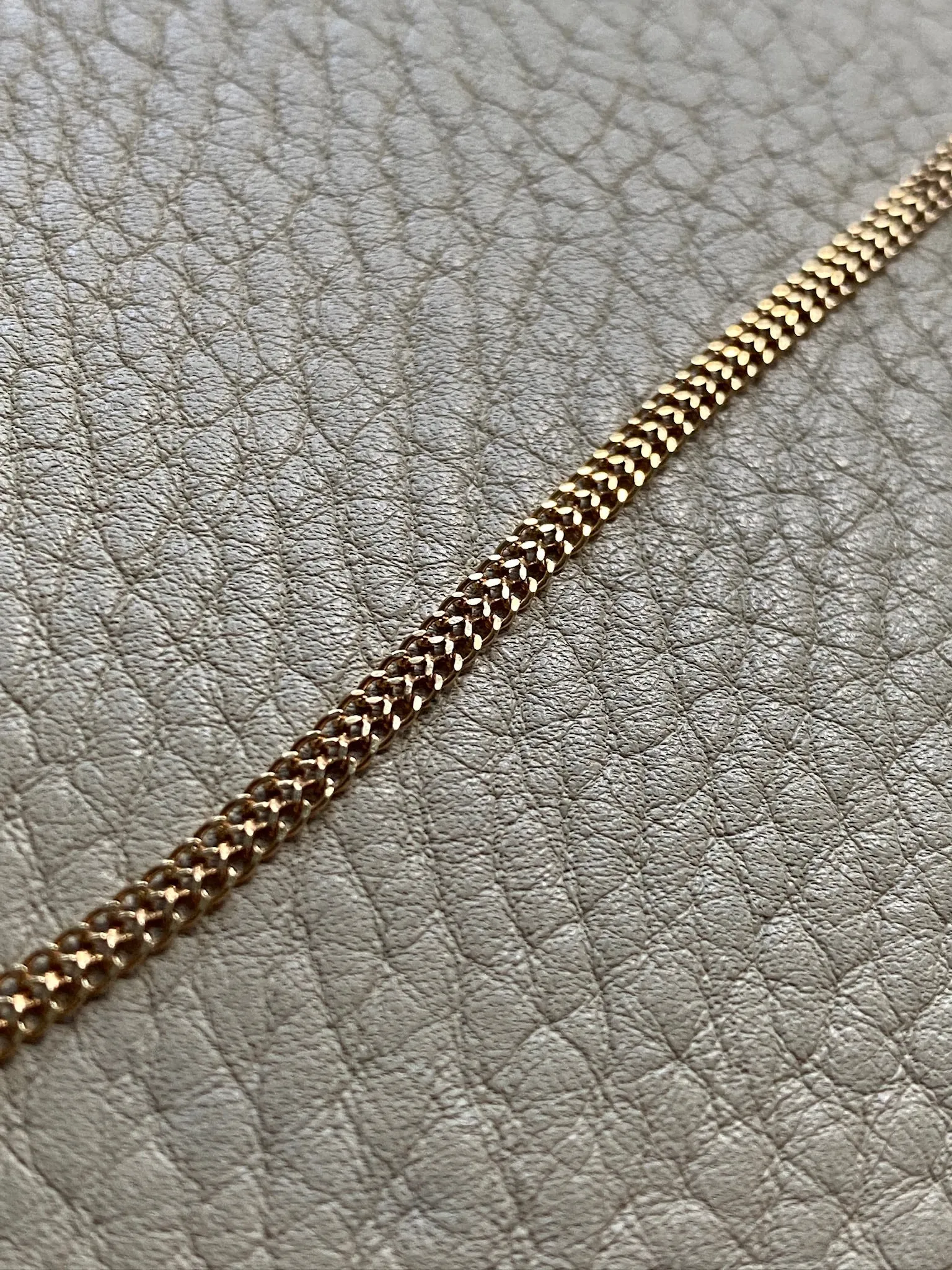 A Delight! Vintage 18k gold herringbone link necklace - 16.75 inch length