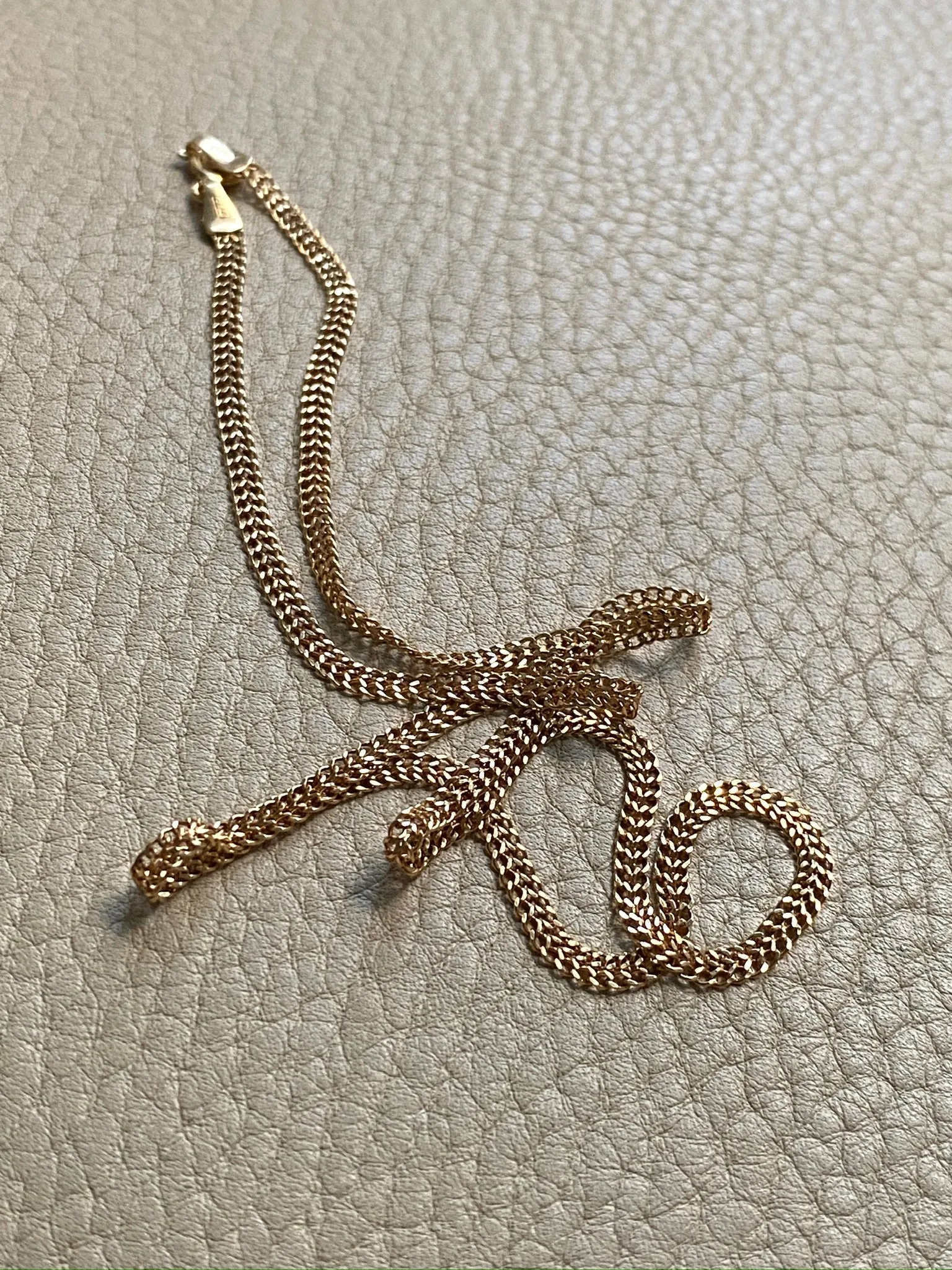 A Delight! Vintage 18k gold herringbone link necklace - 16.75 inch length