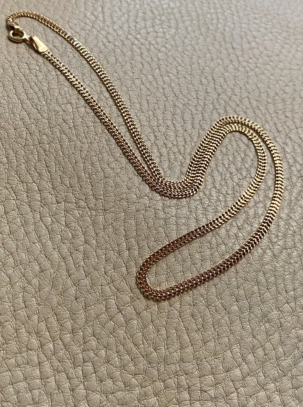 A Delight! Vintage 18k gold herringbone link necklace - 16.75 inch length