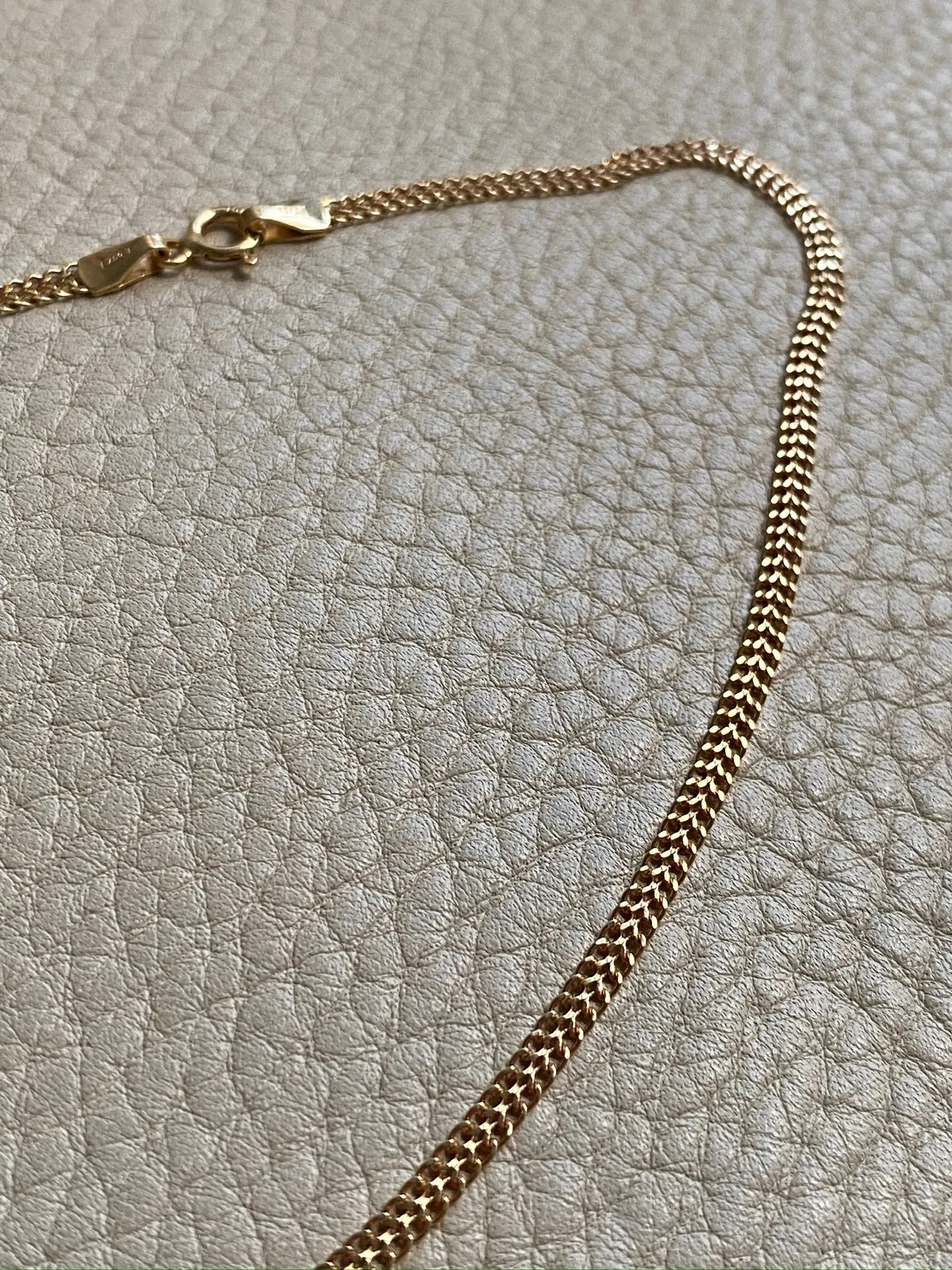 A Delight! Vintage 18k gold herringbone link necklace - 16.75 inch length