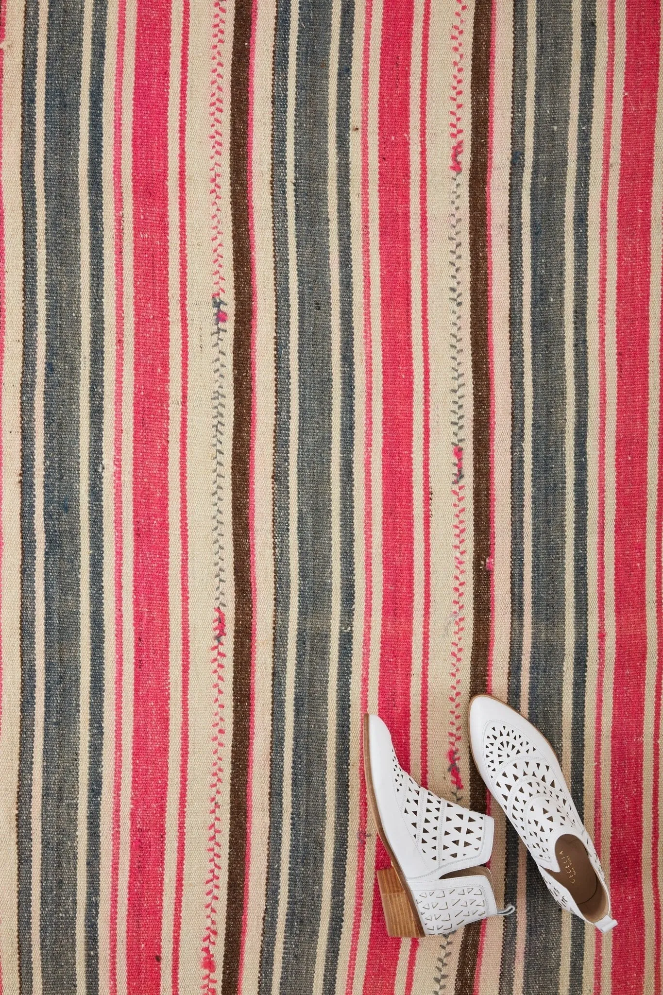 'Berry' Vintage Heirloom Area Rug - 5'9" x 10'8"