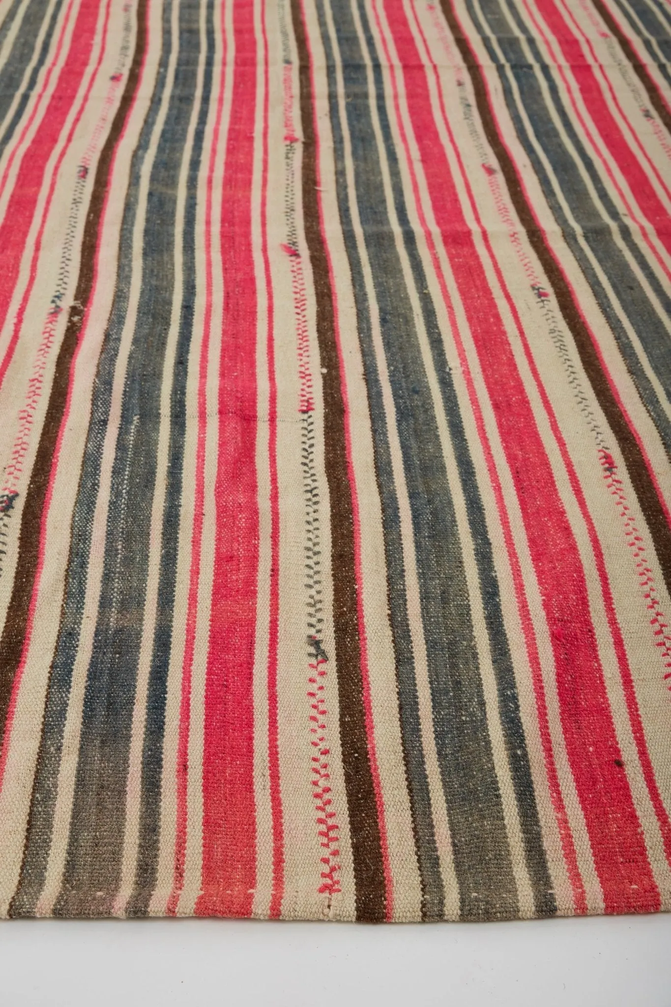 'Berry' Vintage Heirloom Area Rug - 5'9" x 10'8"