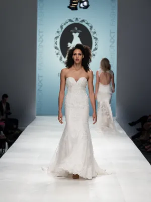 SAMPLE SALE/ Sweetheart Strapless Wedding Dress with Three Layer Long Train (# PB094)