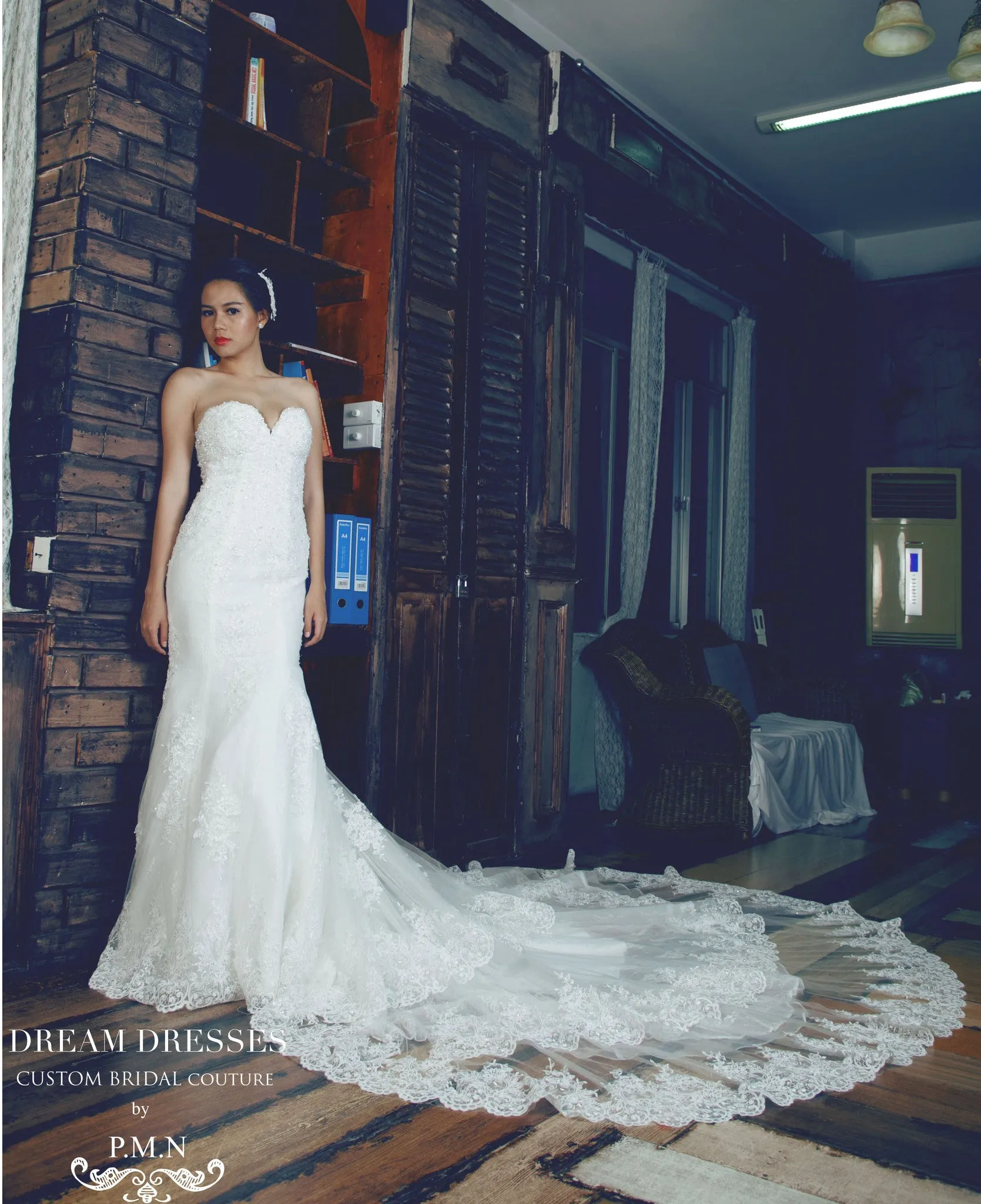SAMPLE SALE/ Sweetheart Strapless Wedding Dress with Three Layer Long Train (# PB094)