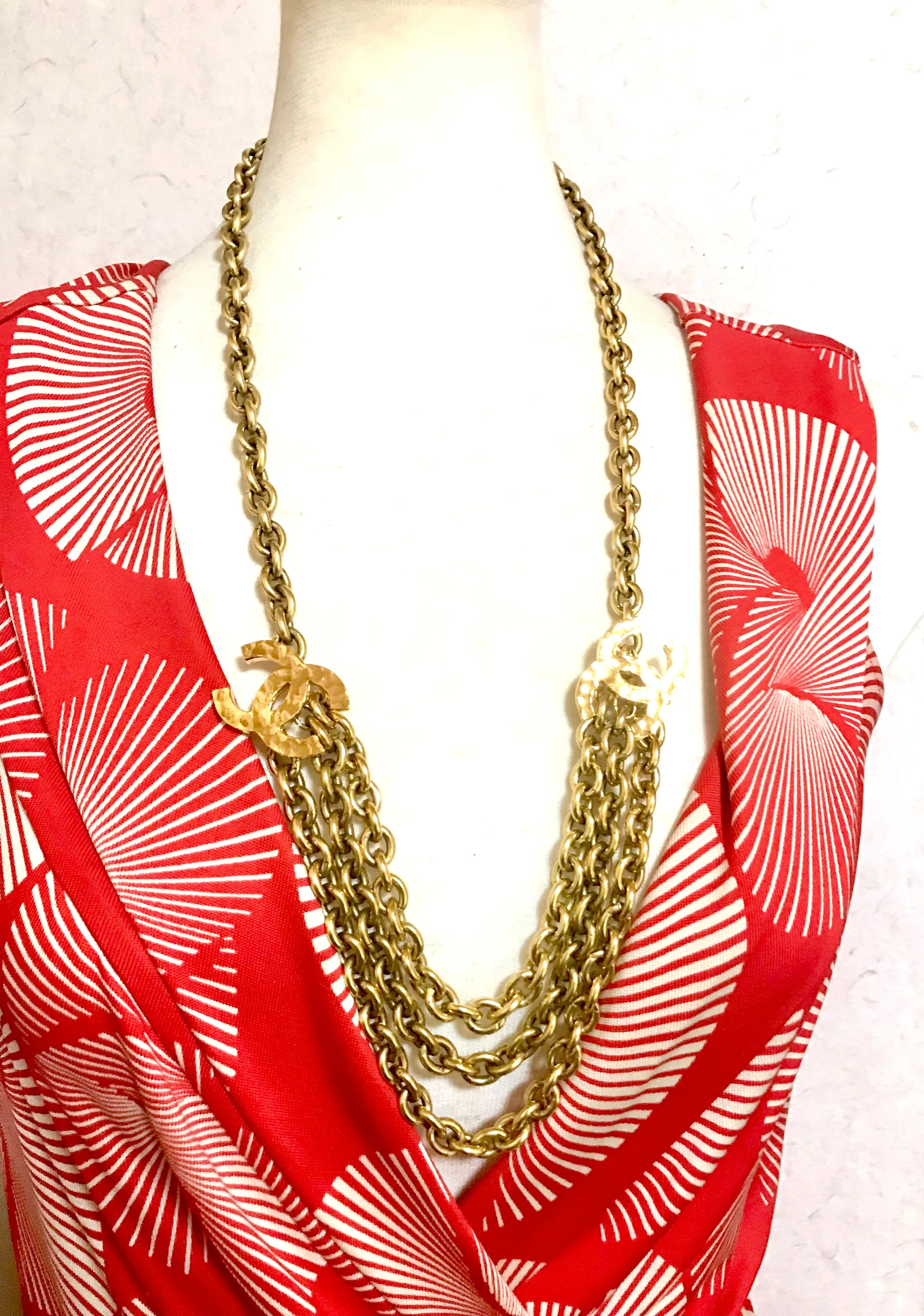 Vintage CHANEL gold chain belt with triple layer chains and two large CC mark charms at sides. Gorgeous belt. 72cm. R04101111る