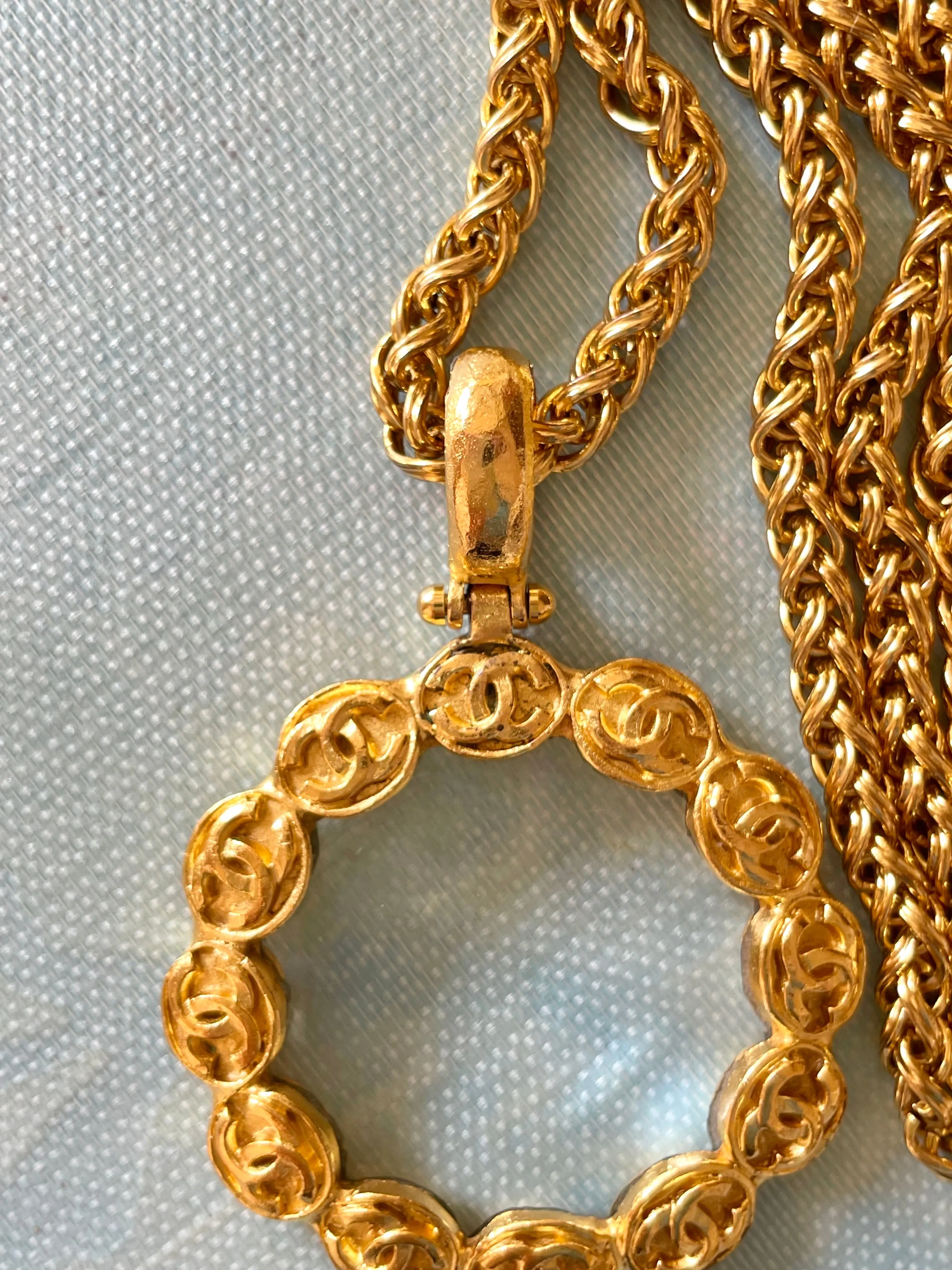 Vintage CHANEL long chain necklace with round glass loupe pendant top and CC motifs. Can be worn in double. Gorgeous masterpiece.0411111