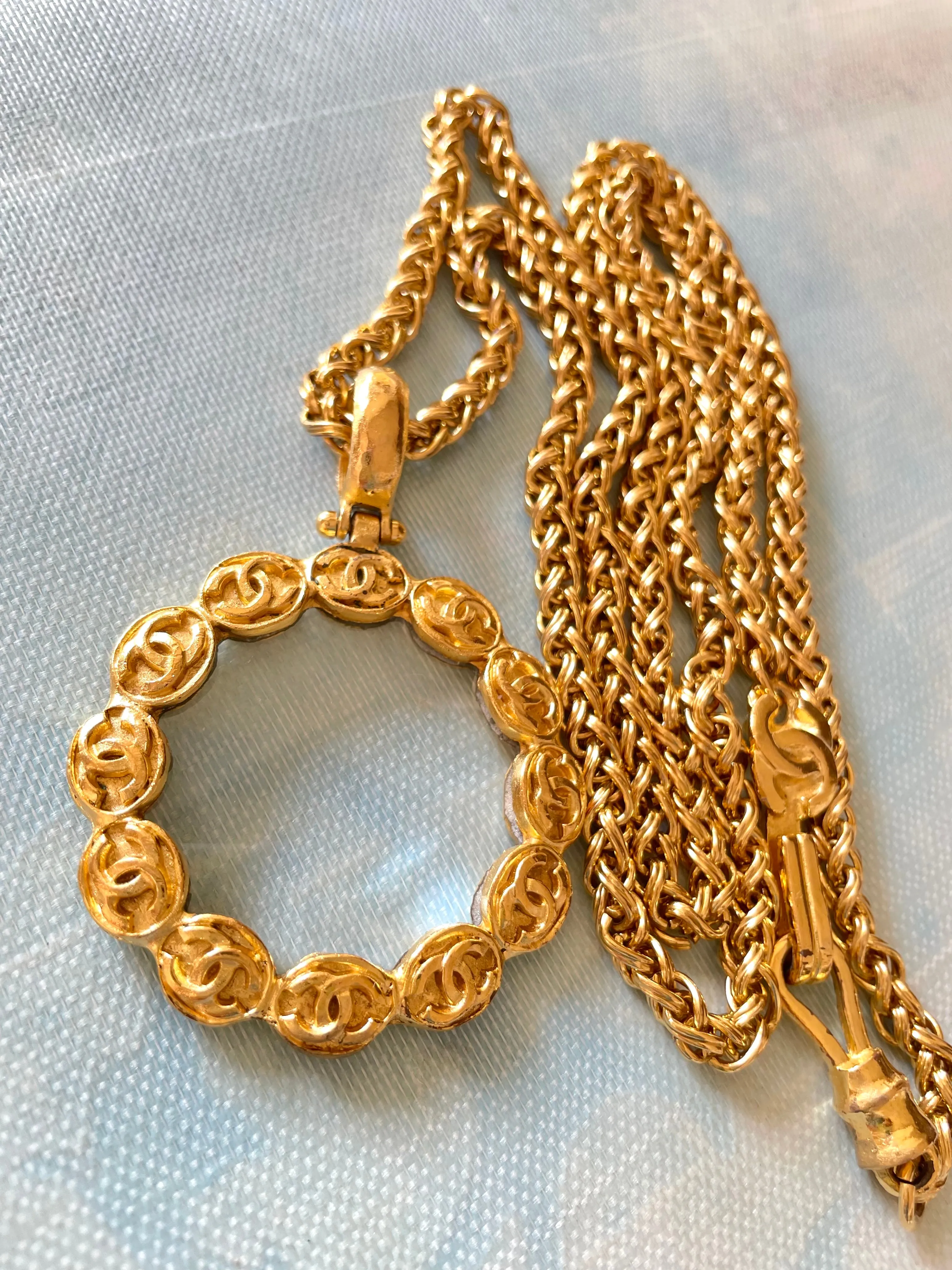 Vintage CHANEL long chain necklace with round glass loupe pendant top and CC motifs. Can be worn in double. Gorgeous masterpiece.0411111