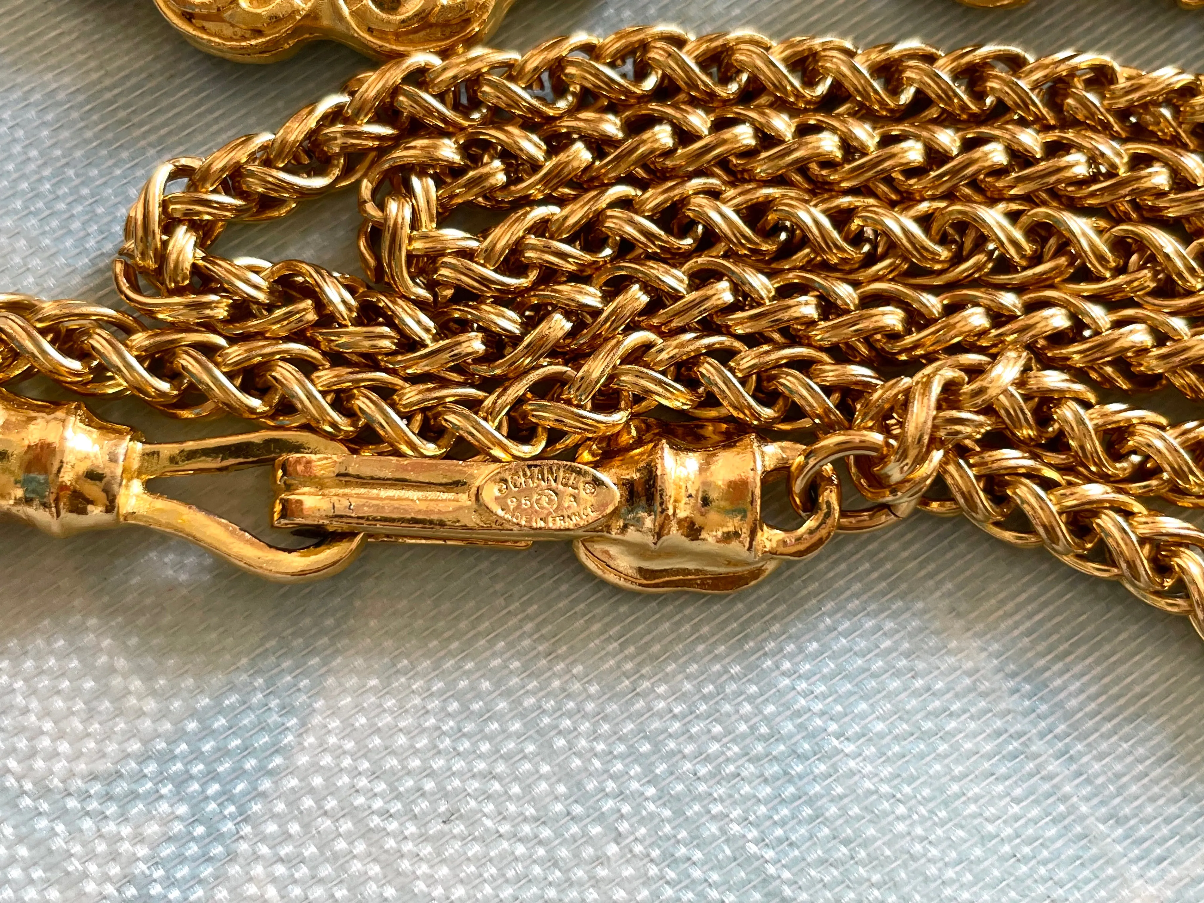 Vintage CHANEL long chain necklace with round glass loupe pendant top and CC motifs. Can be worn in double. Gorgeous masterpiece.0411111