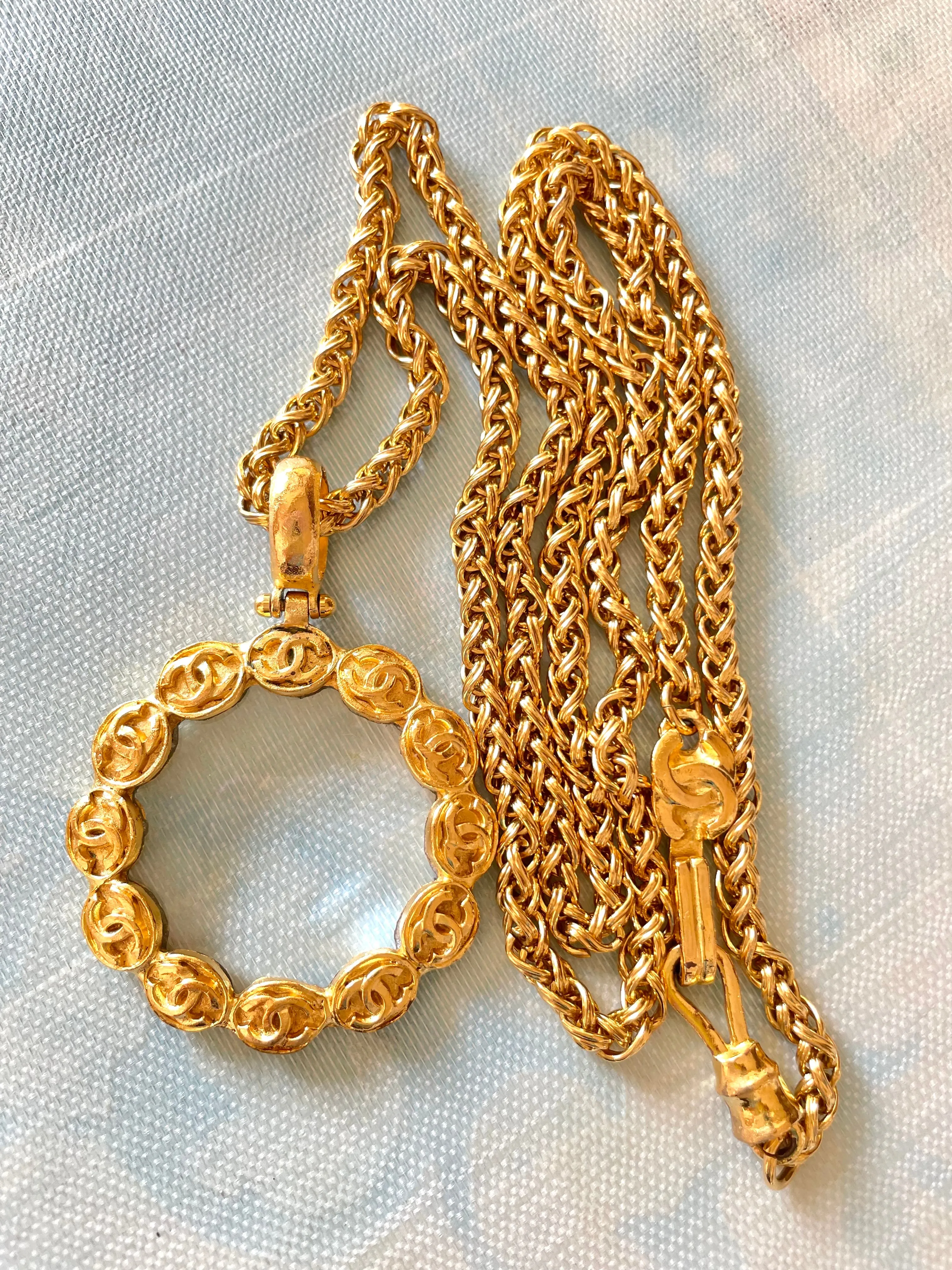 Vintage CHANEL long chain necklace with round glass loupe pendant top and CC motifs. Can be worn in double. Gorgeous masterpiece.0411111