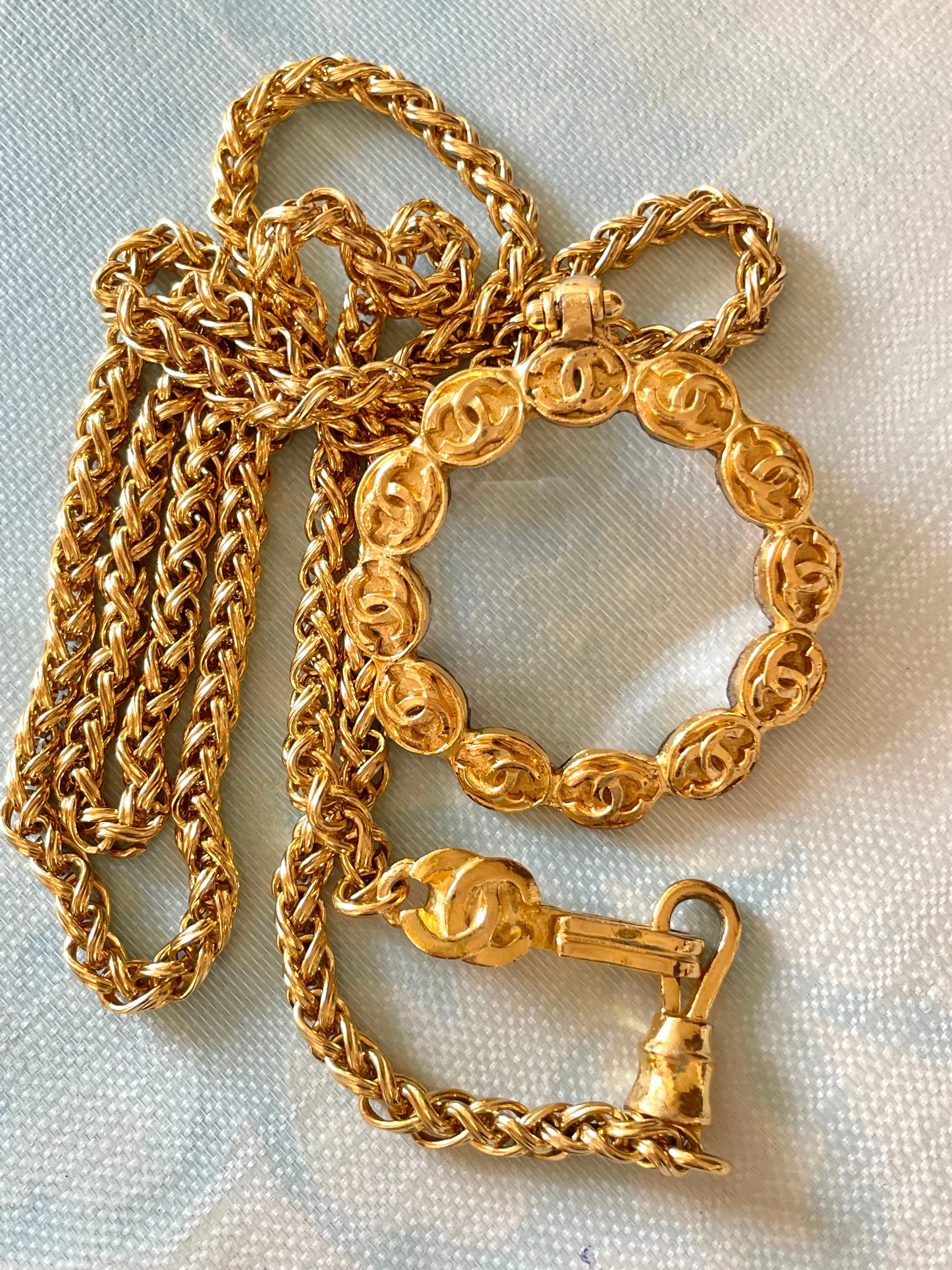 Vintage CHANEL long chain necklace with round glass loupe pendant top and CC motifs. Can be worn in double. Gorgeous masterpiece.0411111