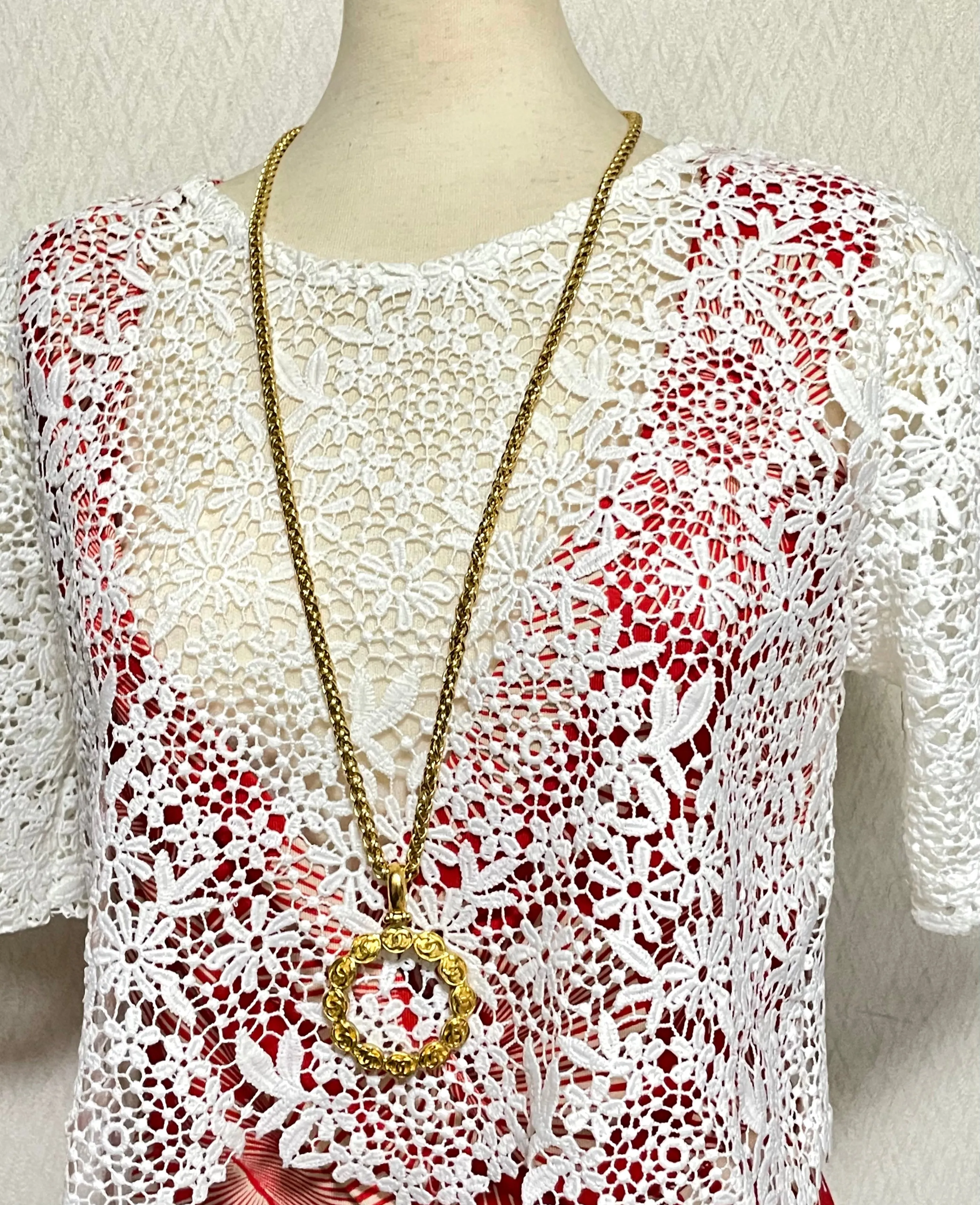 Vintage CHANEL long chain necklace with round glass loupe pendant top and CC motifs. Can be worn in double. Gorgeous masterpiece.0411111