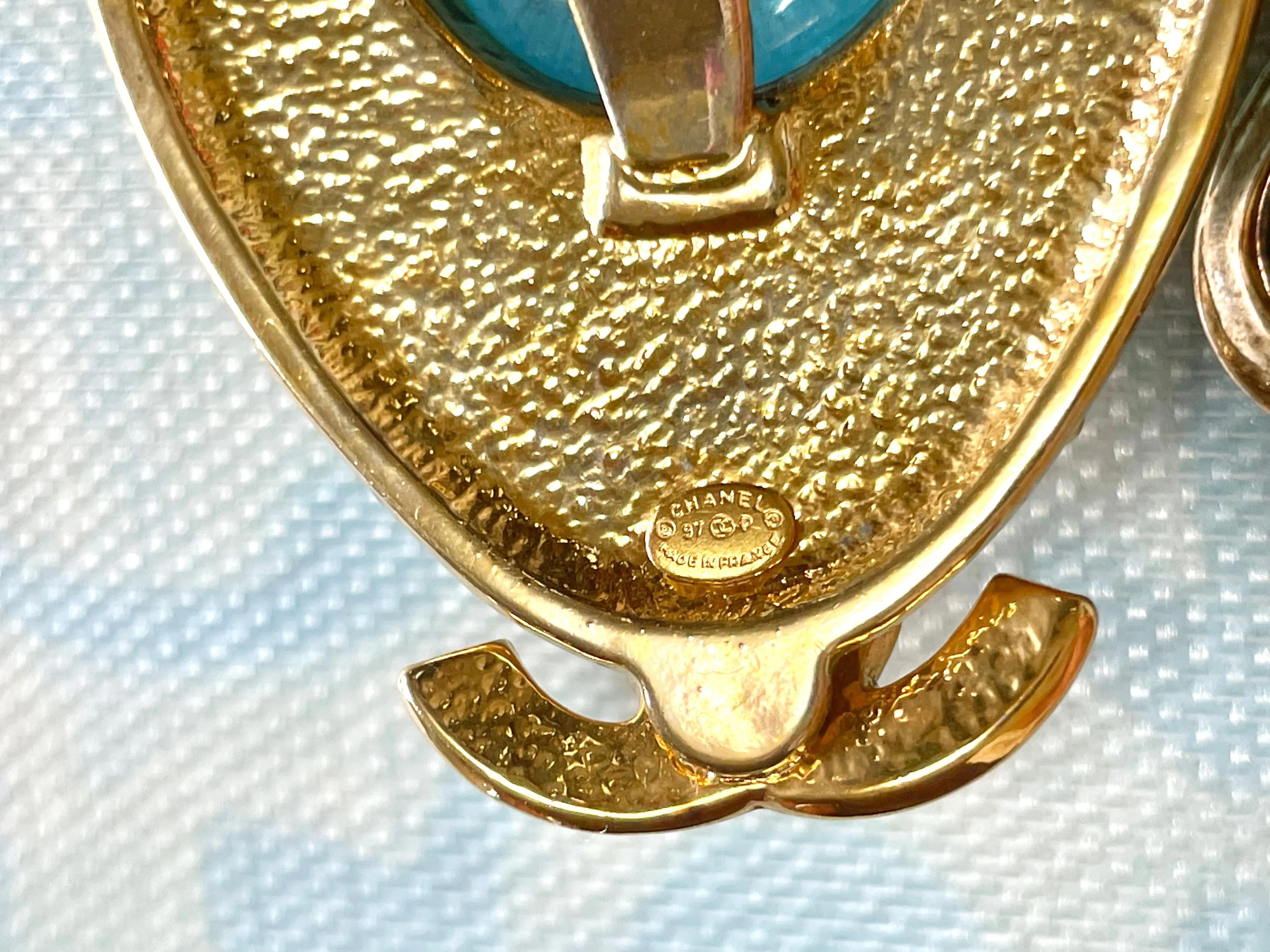 Vintage CHANEL statement necklace with gripoix blue stone and CC mark top. Double chain necklace. 0407282