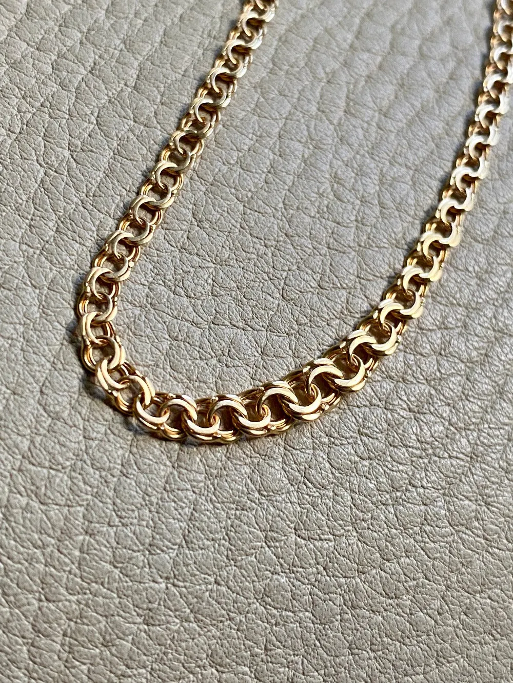 Vintage Graduated double link chain necklace in solid 18k Gold! 16.5 inch length
